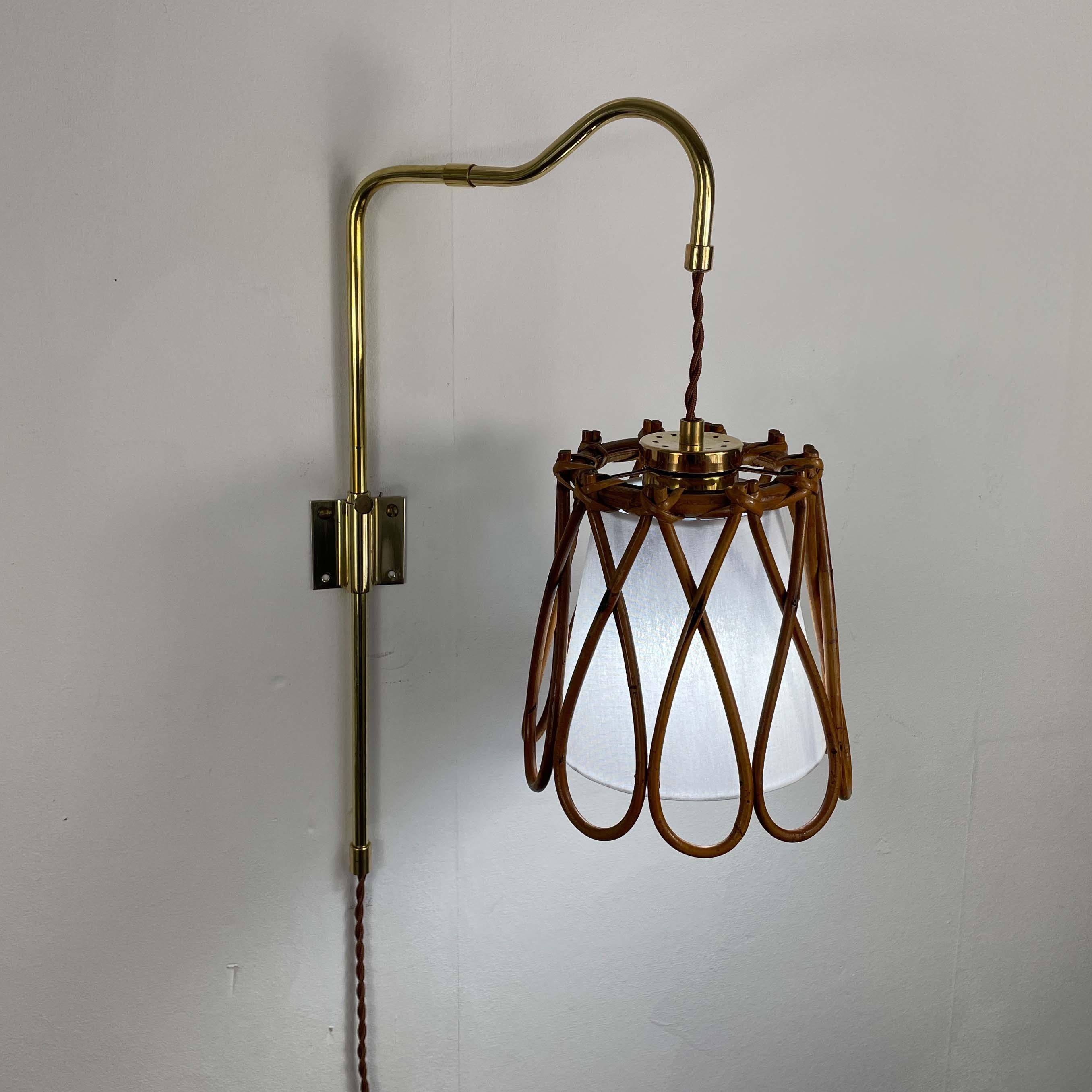 Lampada da parete snodabile, tessuto di rattan e ottone, Francia, anni '50 in vendita 5
