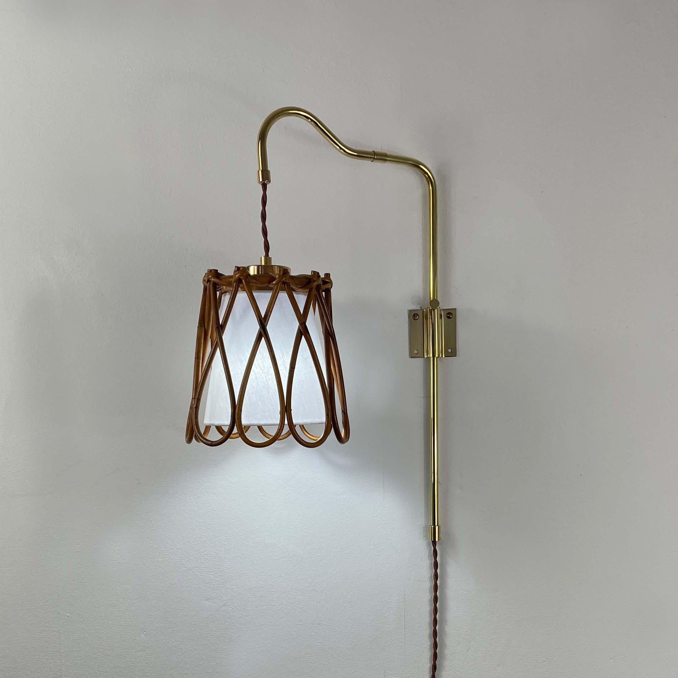 Lampada da parete snodabile, tessuto di rattan e ottone, Francia, anni '50 in vendita 6