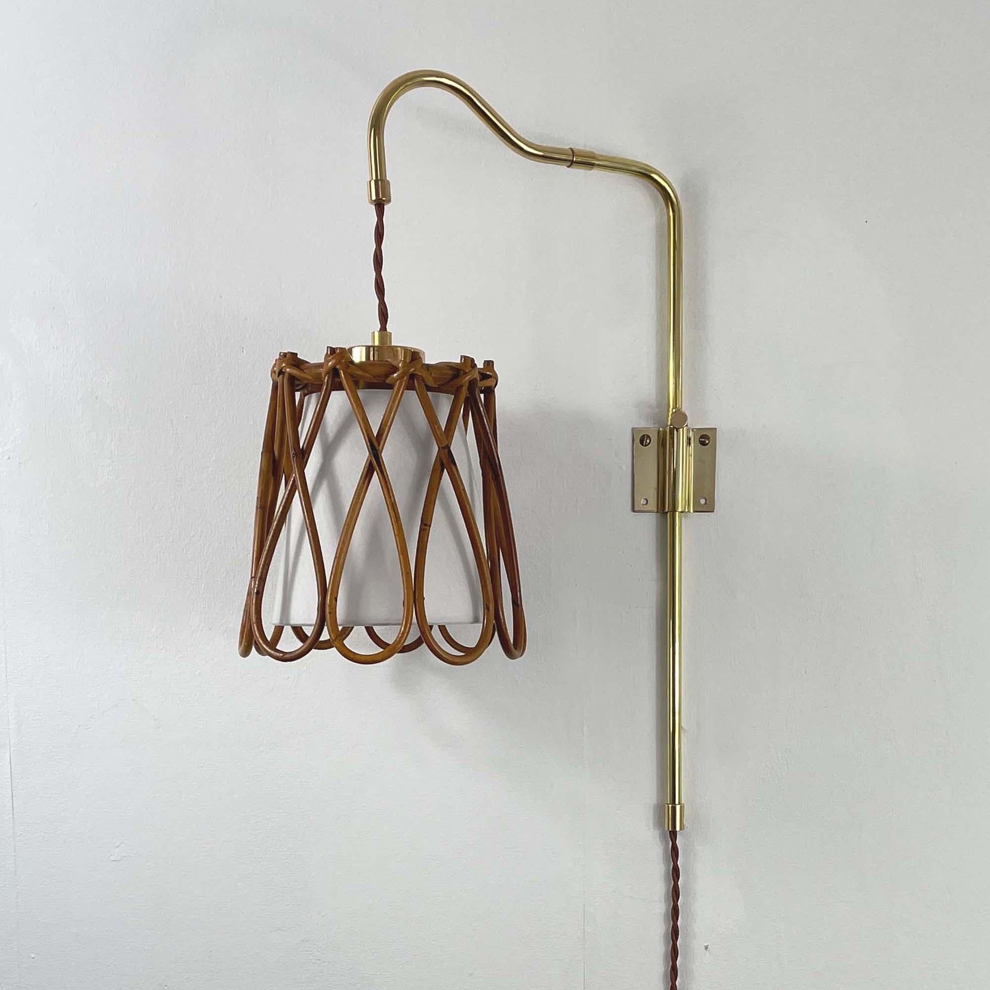 Lampada da parete snodabile, tessuto di rattan e ottone, Francia, anni '50 in vendita 7