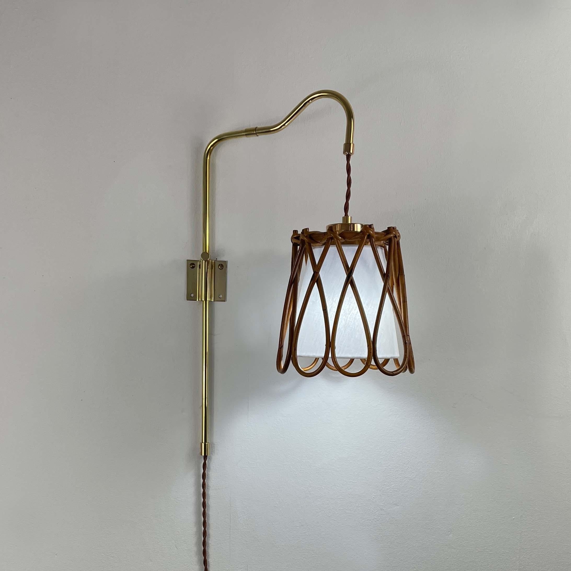 Mid-Century moderno Lampada da parete snodabile, tessuto di rattan e ottone, Francia, anni '50 in vendita