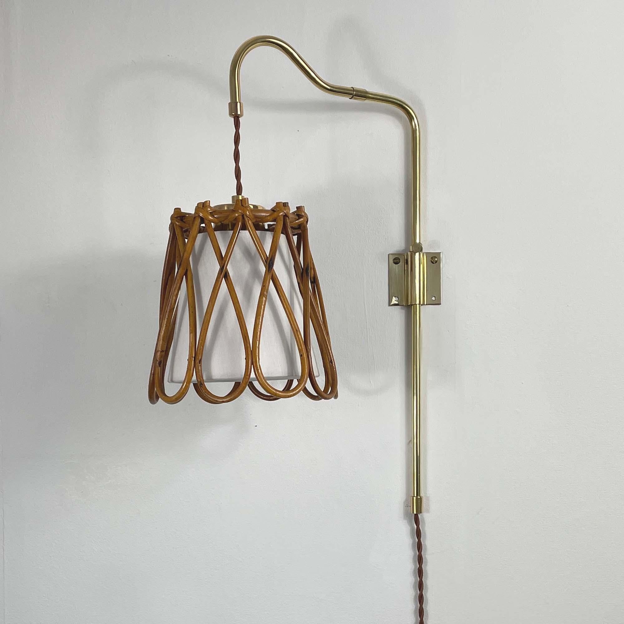Francese Lampada da parete snodabile, tessuto di rattan e ottone, Francia, anni '50 in vendita