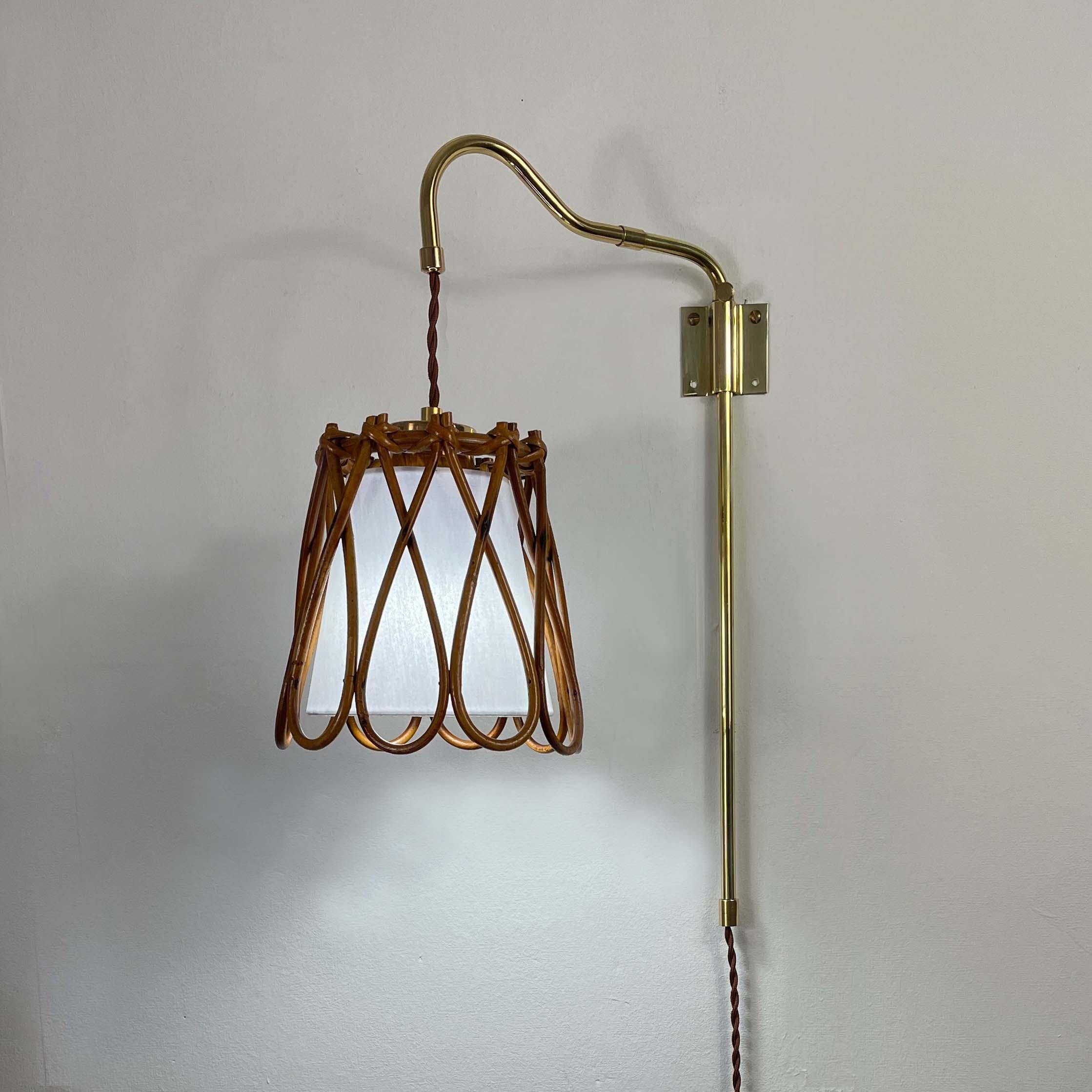 Lampada da parete snodabile, tessuto di rattan e ottone, Francia, anni '50 In condizioni buone in vendita a NUEMBRECHT, NRW