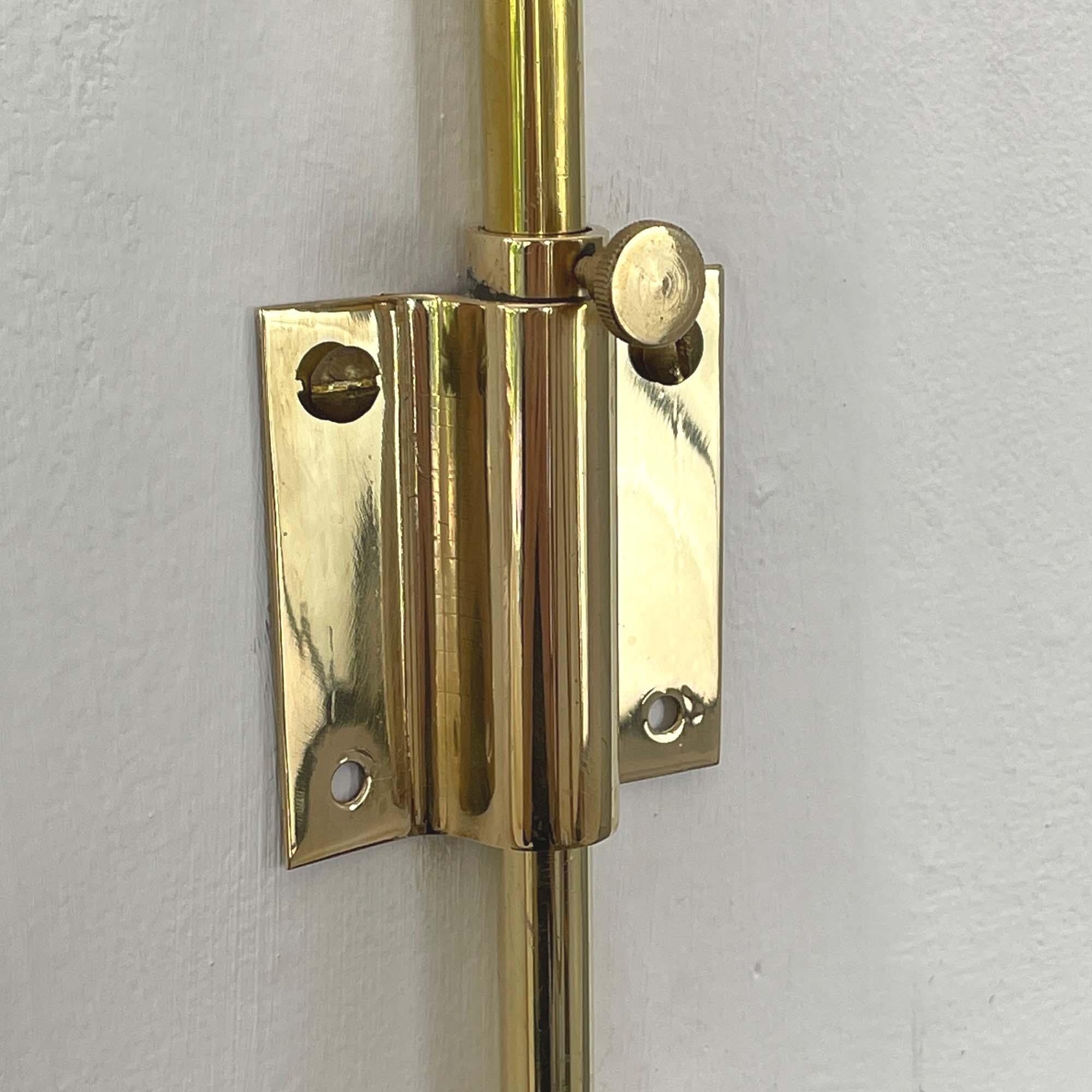 Metà XX secolo Lampada da parete snodabile, tessuto di rattan e ottone, Francia, anni '50 in vendita