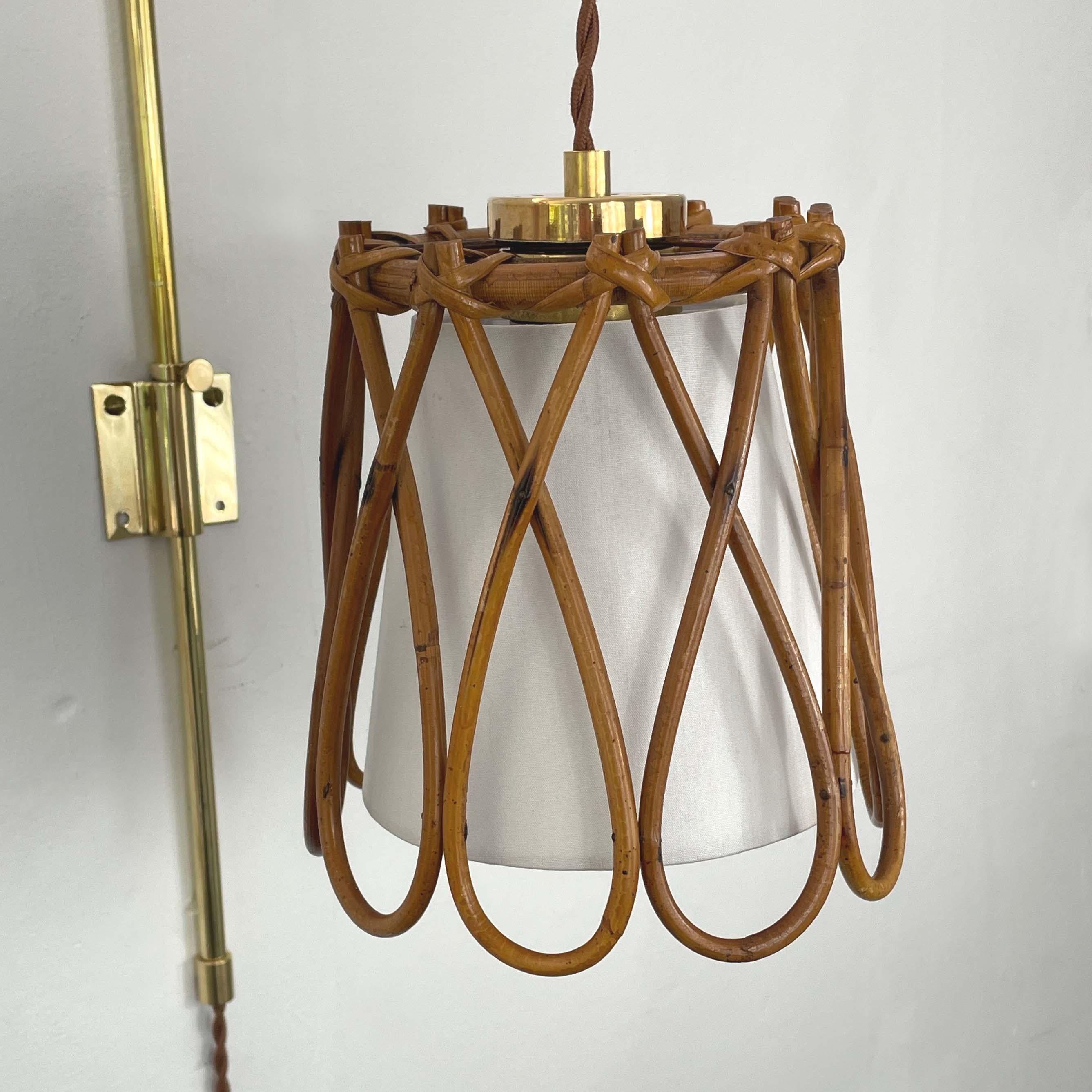 Ottone Lampada da parete snodabile, tessuto di rattan e ottone, Francia, anni '50 in vendita