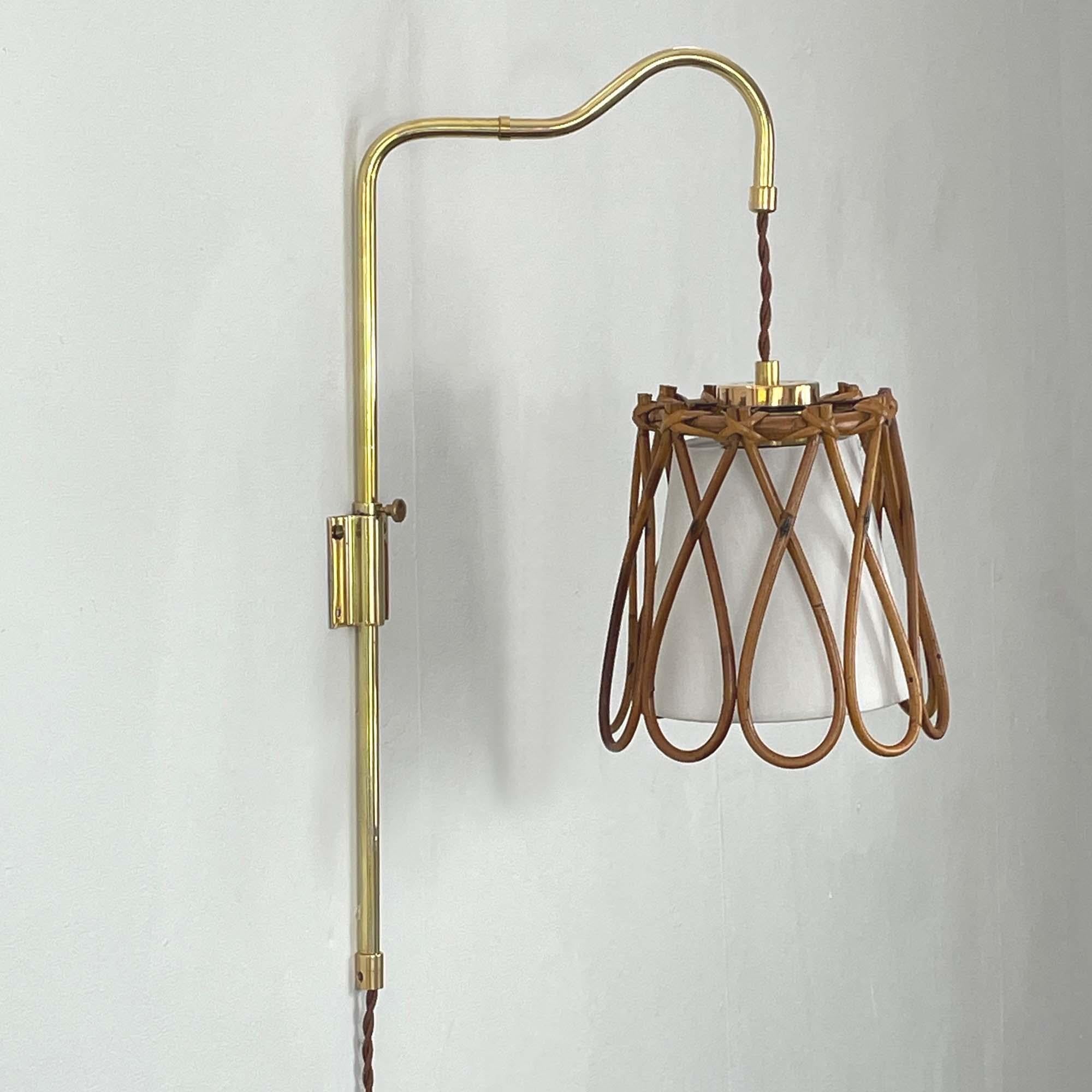 Lampada da parete snodabile, tessuto di rattan e ottone, Francia, anni '50 in vendita 1