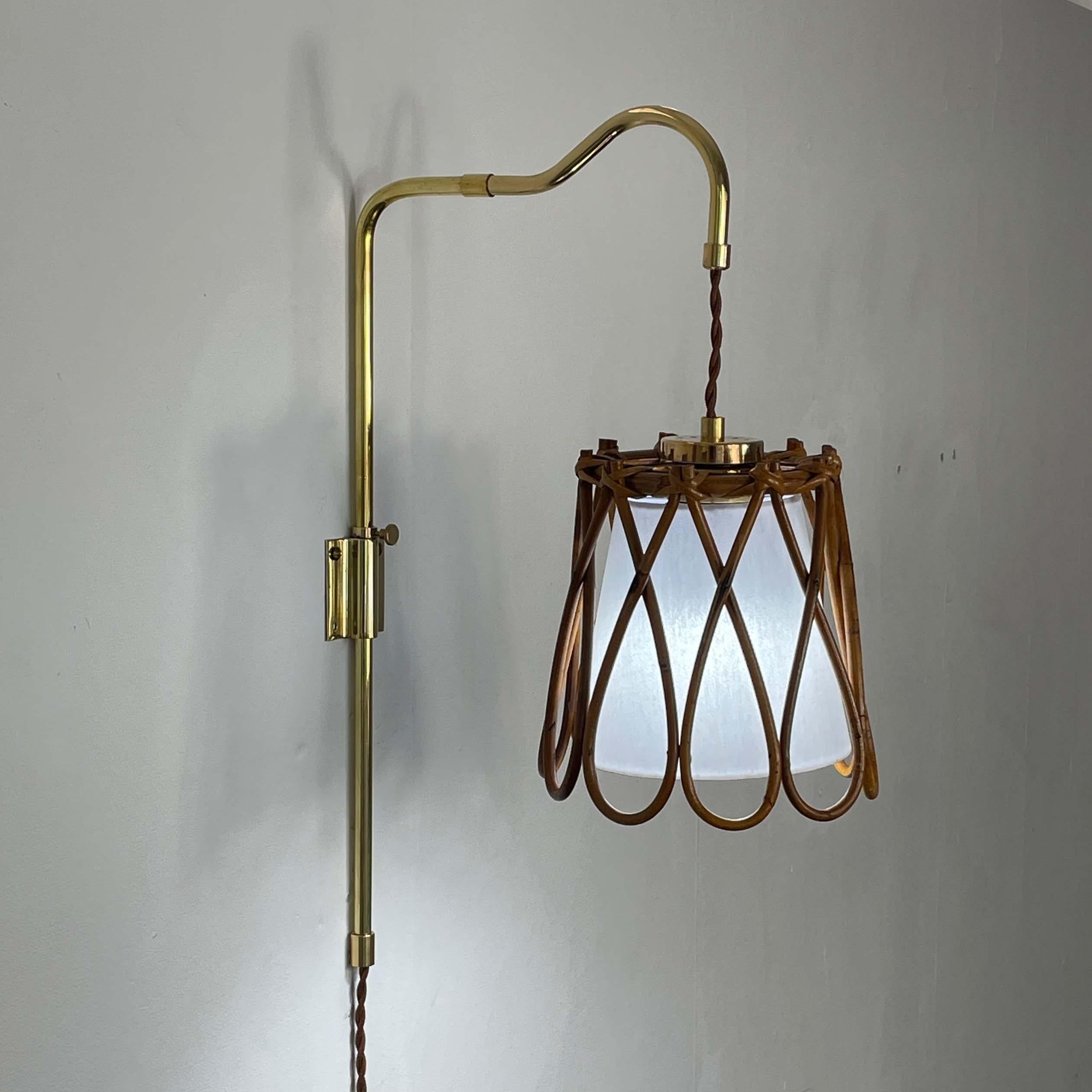 Lampada da parete snodabile, tessuto di rattan e ottone, Francia, anni '50 in vendita 2