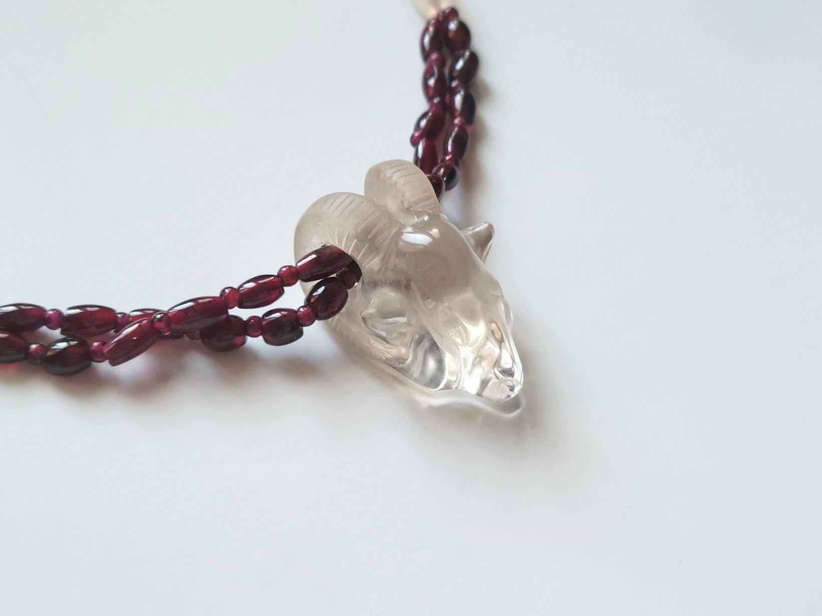 Halskette mit Artefakt Mogul Estate Bergkristall Widderkopf Amulet und Granat Perlen (Gemischter Schliff) im Angebot