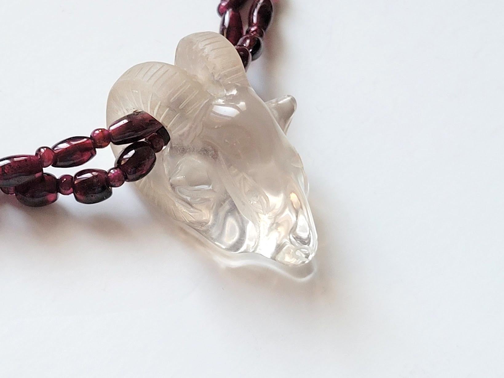 Halskette mit Artefakt Mogul Estate Bergkristall Widderkopf Amulet und Granat Perlen im Zustand „Hervorragend“ im Angebot in Chesterland, OH