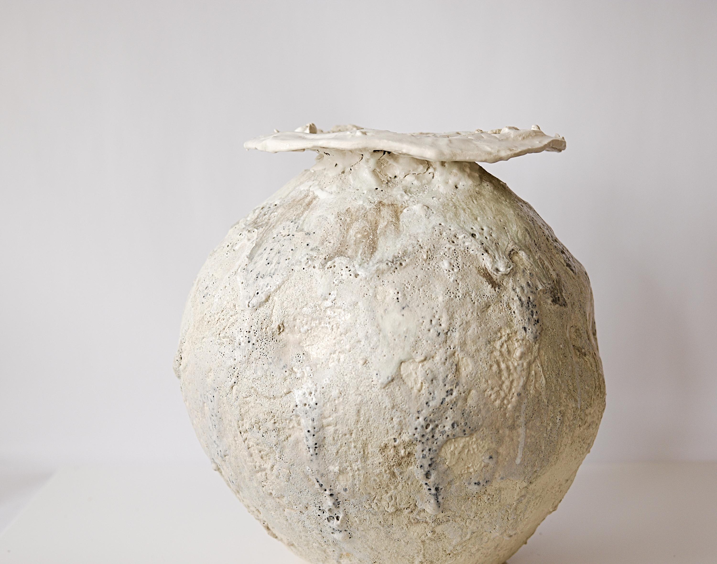 La novità di Studio A per l'autunno 2025 è la serie di vasi scolpiti a mano Artifact. Ogni pezzo, realizzato nel nostro studio di Los Angeles, è unico e presenta una miscela distinta di texture e tonalità neutre. Sebbene ogni vaso si distingua da