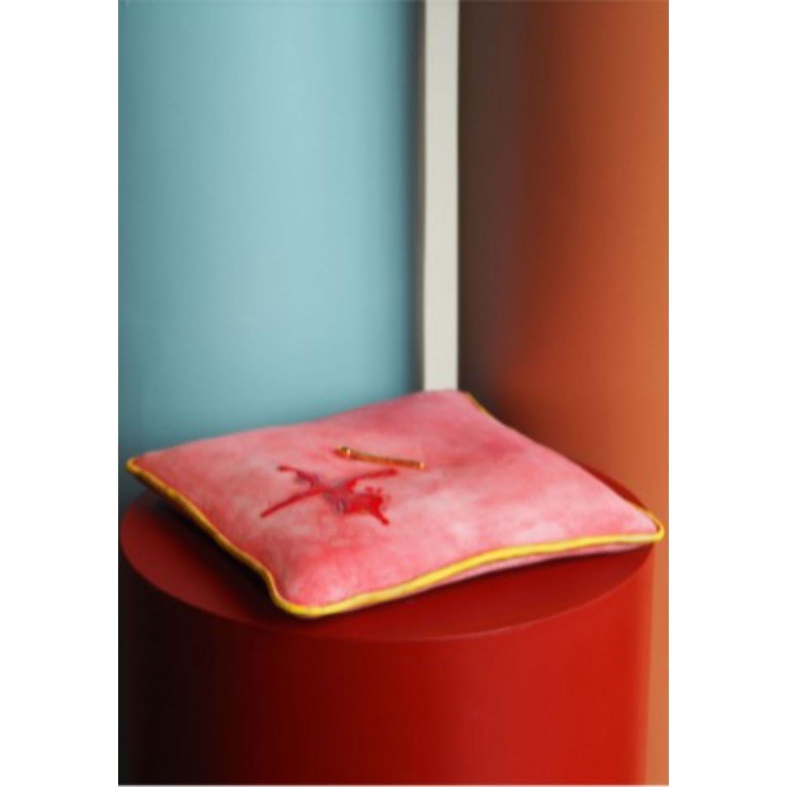 Artefakte der Disharmonie rotes kissen Skulptur von Tero Kuitunen
MATERIAL: Handgefertigte Keramik, vergoldet.
Abmessungen: T39 x B 39 x H29cm

Einzigartiges Stück, Teil der Museumsausstellung.

Der 1986 geborene Designer Tero Kuitunen lässt sich