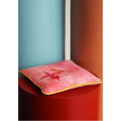 Objets anciens de la sculpture d'un coussin rouge « Disharmony » de Tero Kuitunen