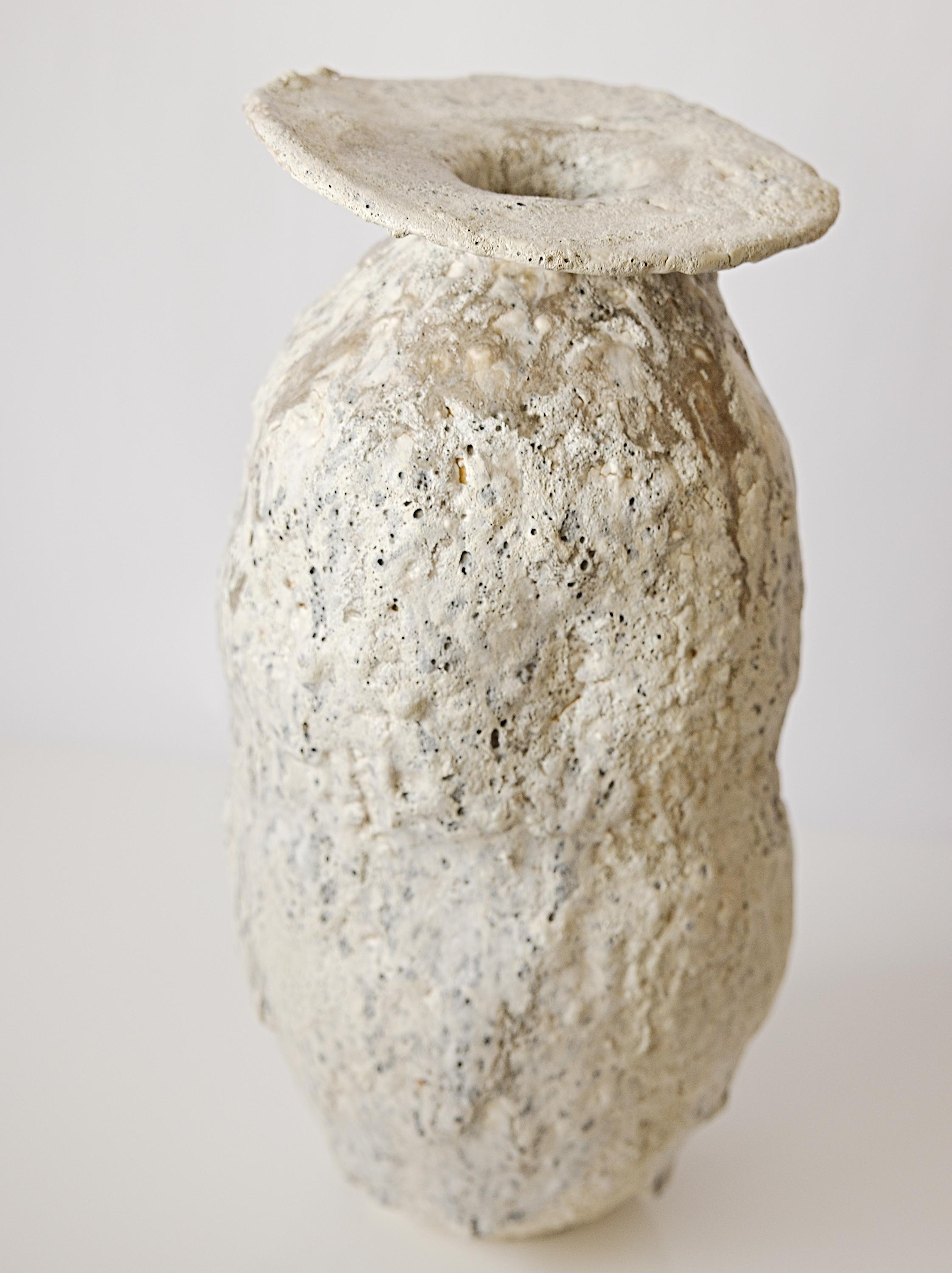 La série de vases sculptés à la main Artifact est une nouveauté de Shine Studios pour l'automne 2025. Chaque pièce, fabriquée dans notre studio de Los Angeles, est unique et présente un mélange distinct de textures et de tons neutres et doux. Bien