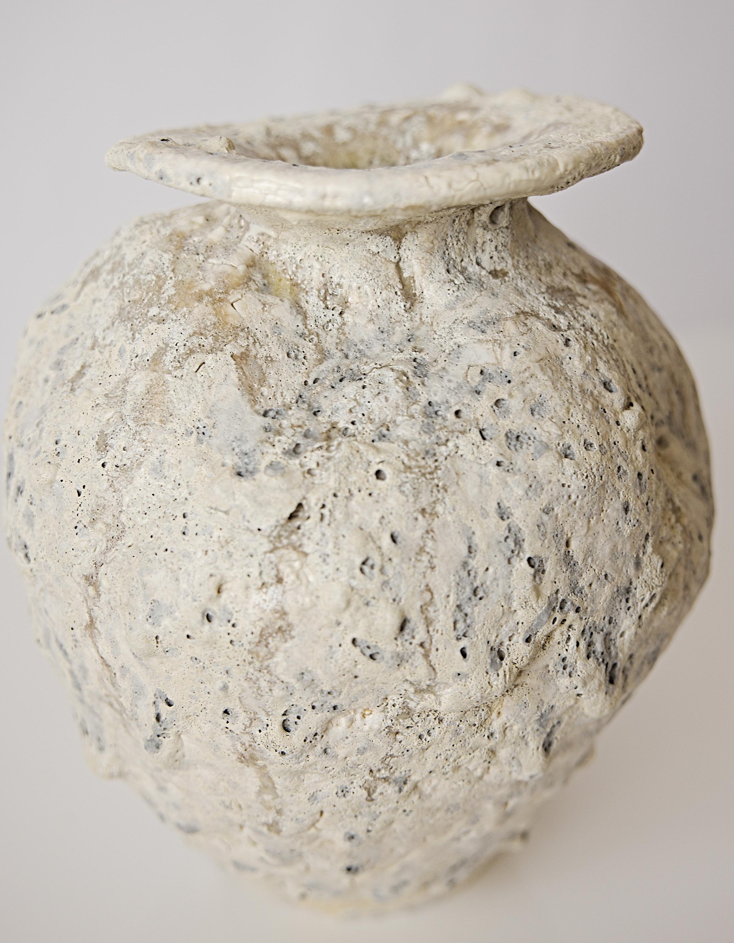 La série de vases sculptés à la main Artifact est une nouveauté de Shine Studios pour l'automne 2025. Chaque pièce, fabriquée dans notre studio de Los Angeles, est unique et présente un mélange distinct de textures et de tons neutres et doux. Bien