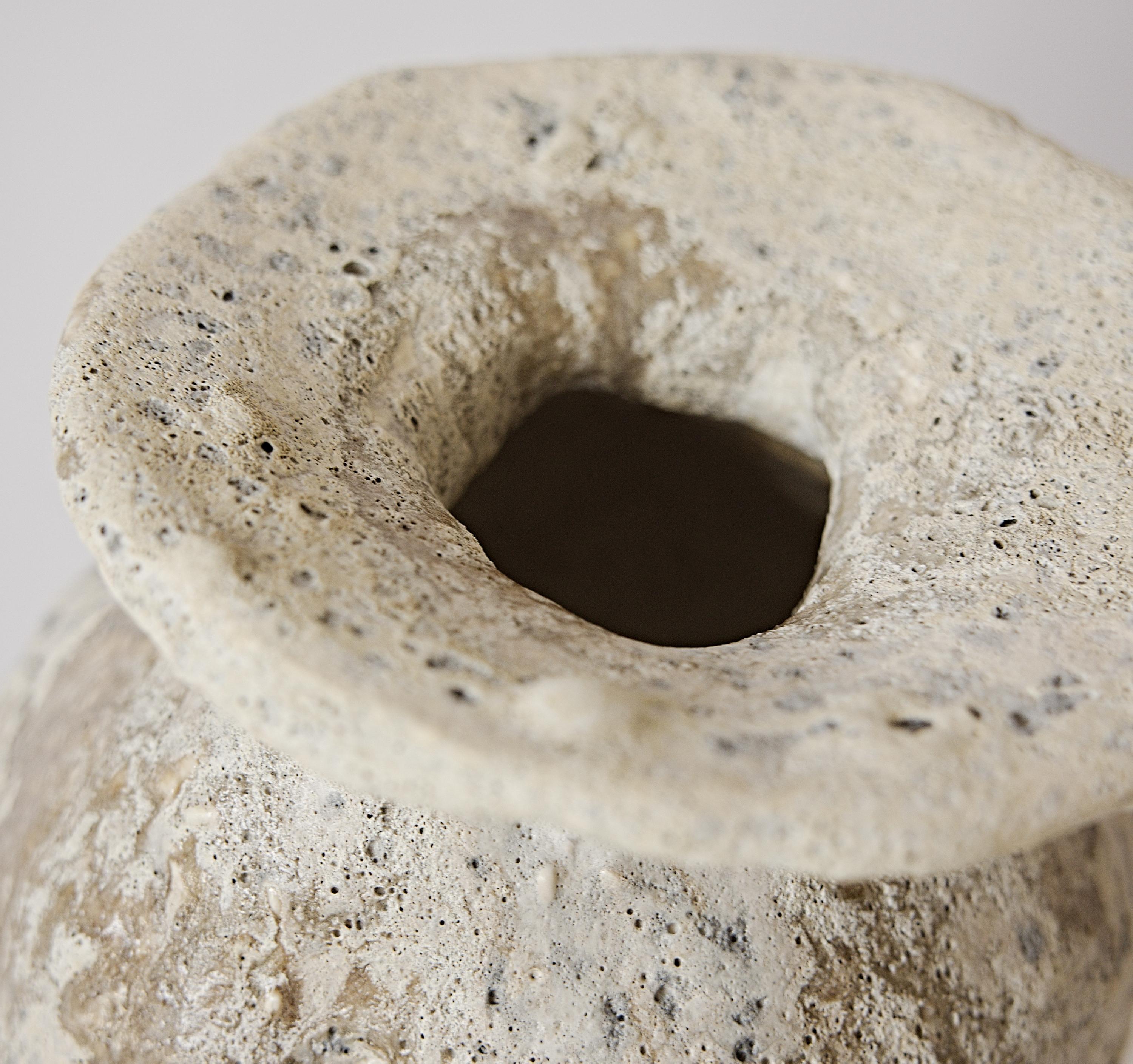 Artéfacts  Vase - fait à la main, unique en son genre en vente 1