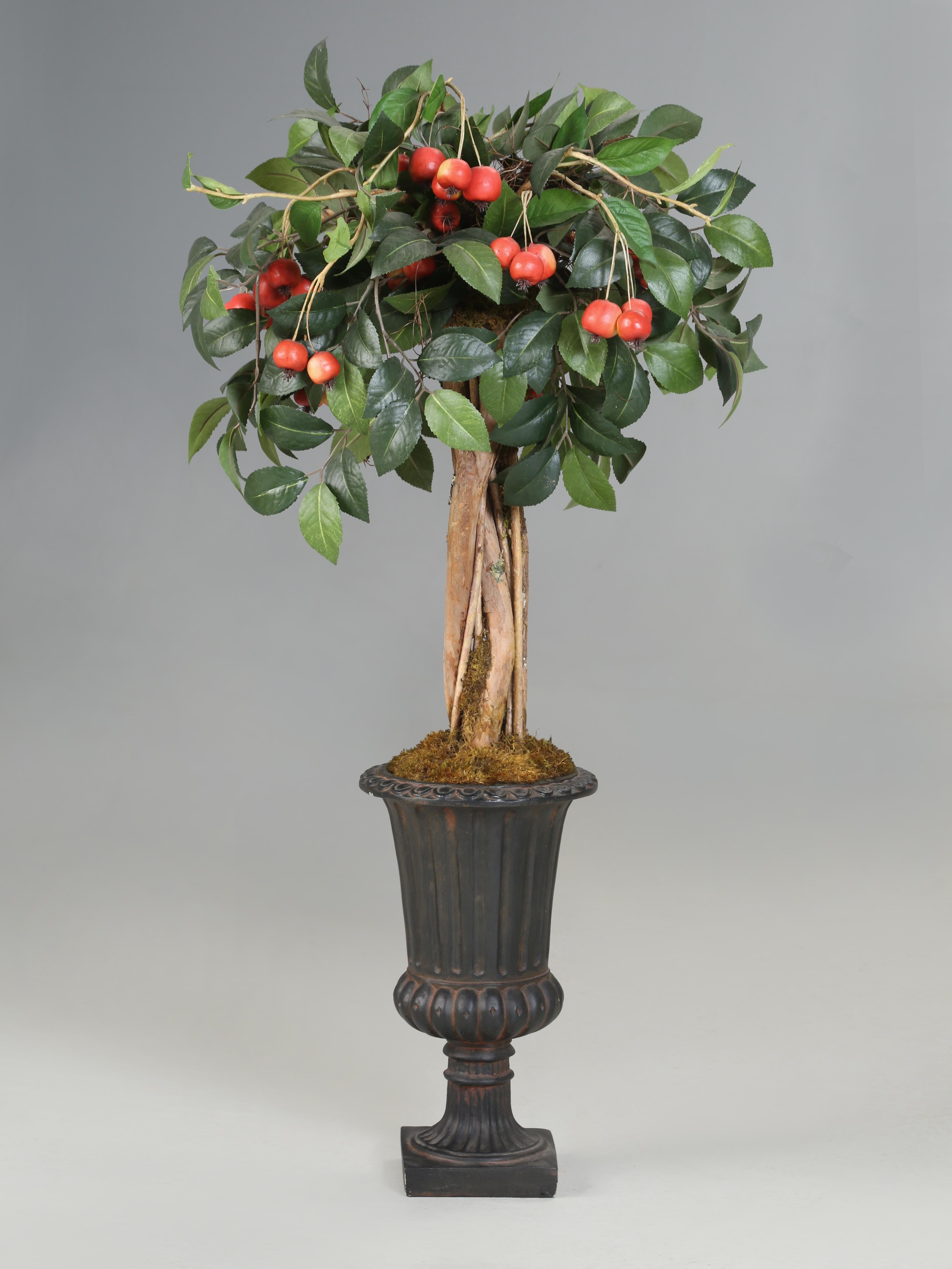 Magnifique arrangement floral artificiel que nous avons d'abord acheté pour l'utiliser comme centre de table dans la salle d'exposition. Alors que nous faisions un nettoyage bien mérité dans notre entrepôt, nous avons trouvé quelques très belles