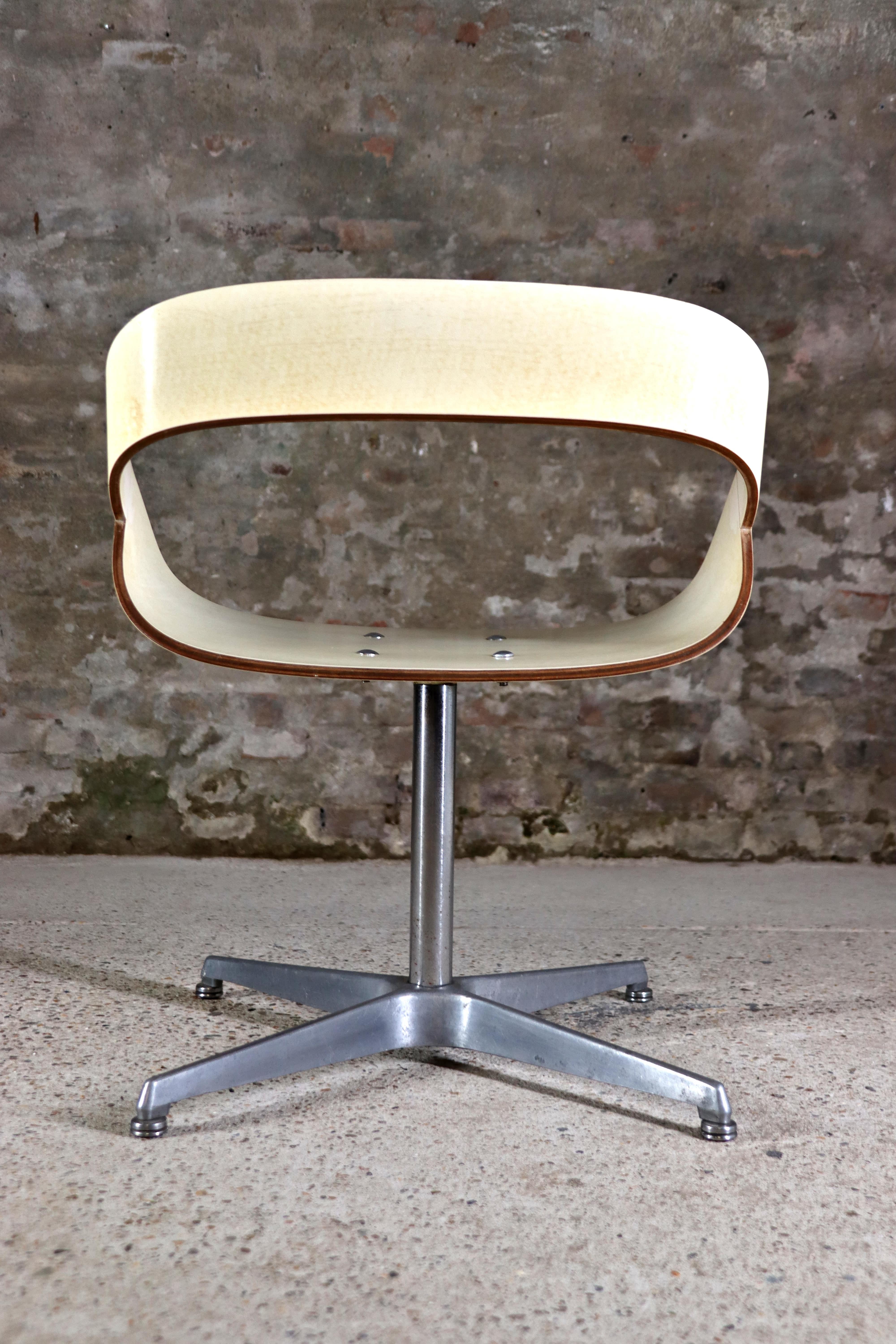 Artifort - Série 130 RCA - Lot de 2 chaises pivotantes - Geoffrey Harcourt - 1965 en vente 10