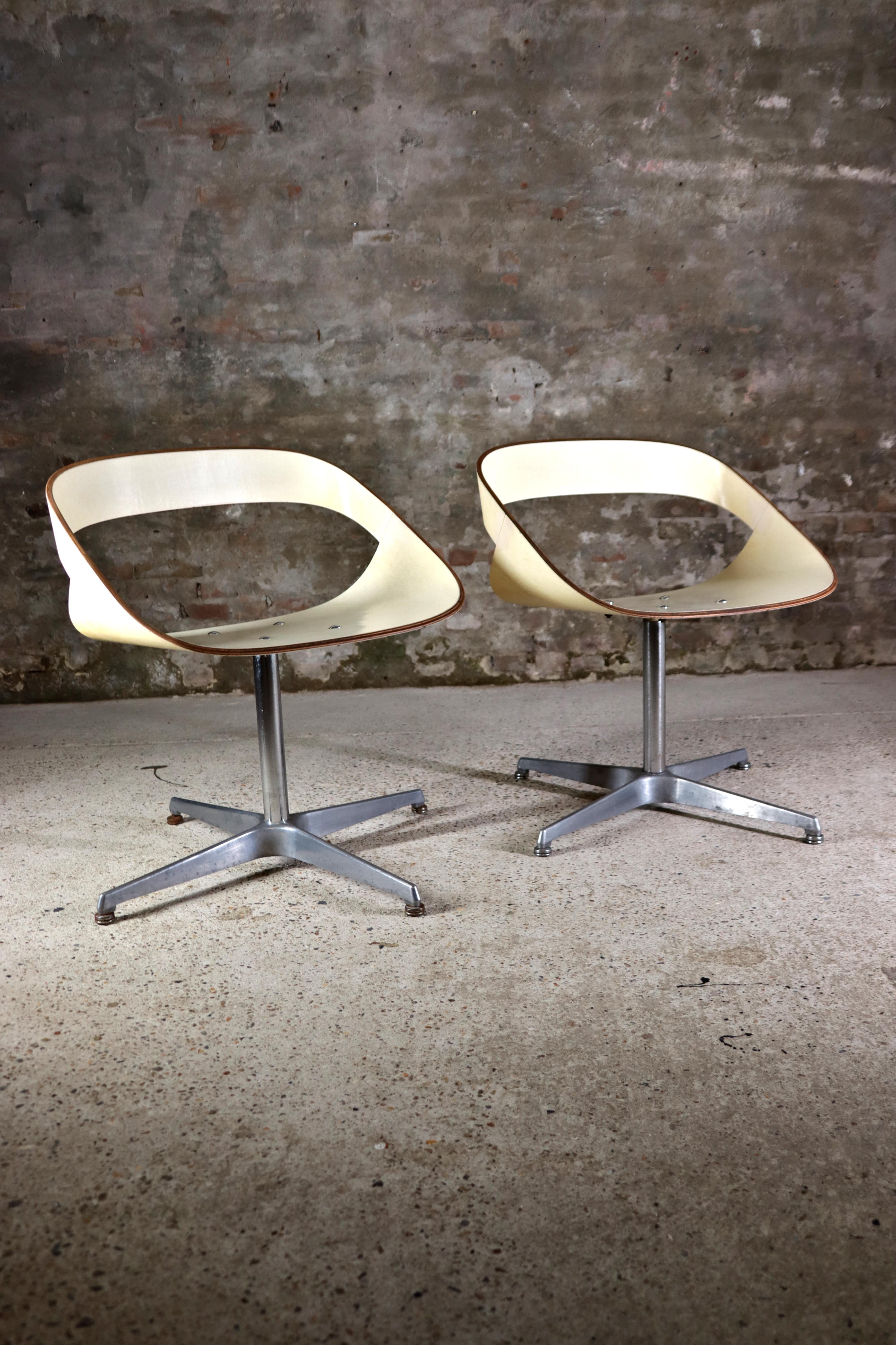 You won’t see this type of chairs very often. These are extremely rare RCA swivel chairs from the 130 Series designed by Geoffrey Harcourt in 1961 and manufactured by Artifort. It was designed as a graduation work at the Royal College of Art in