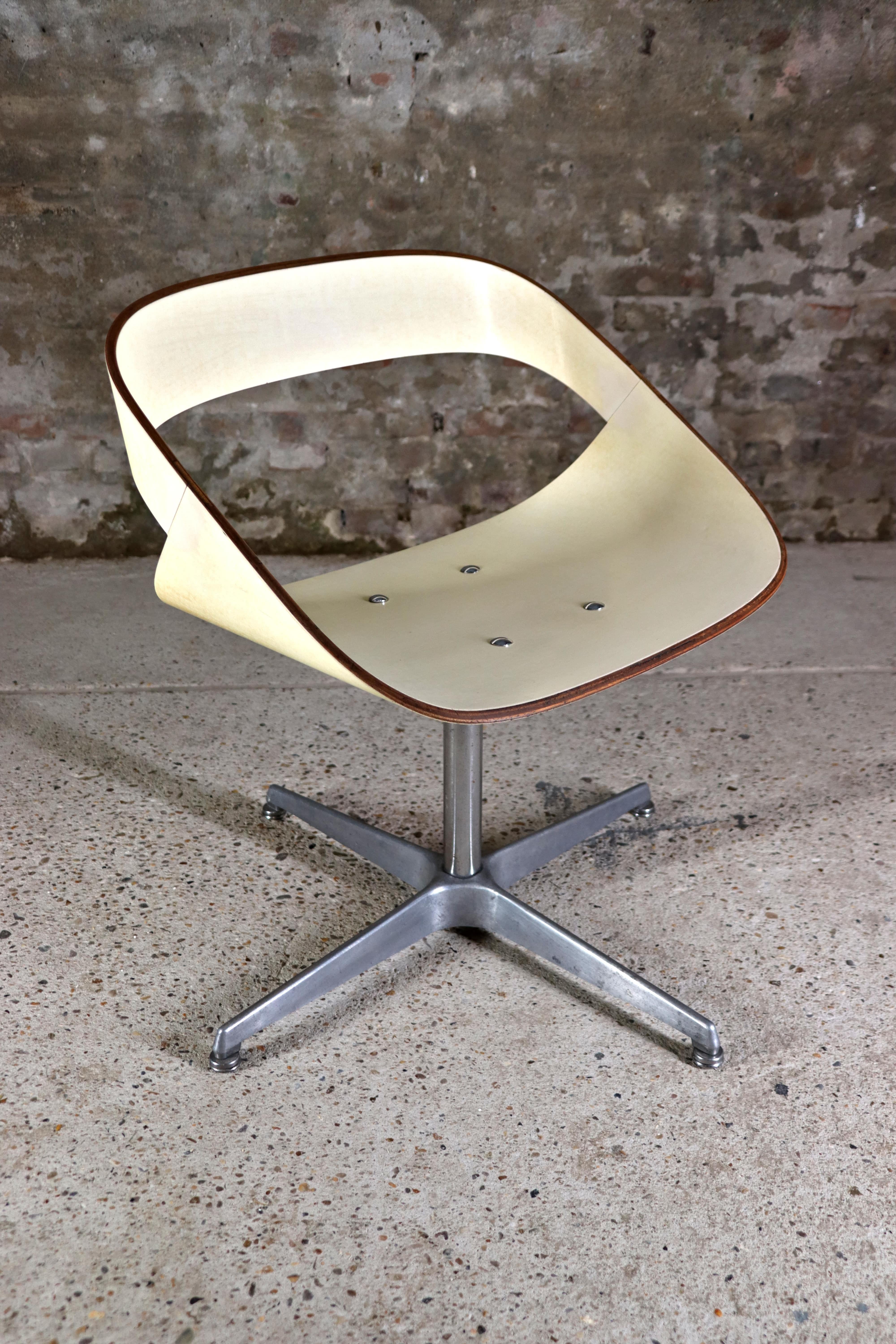 European Artifort – 130 Series RCA – Set of 2 Swivel Chairs – Geoffrey Harcourt – 1965 For Sale