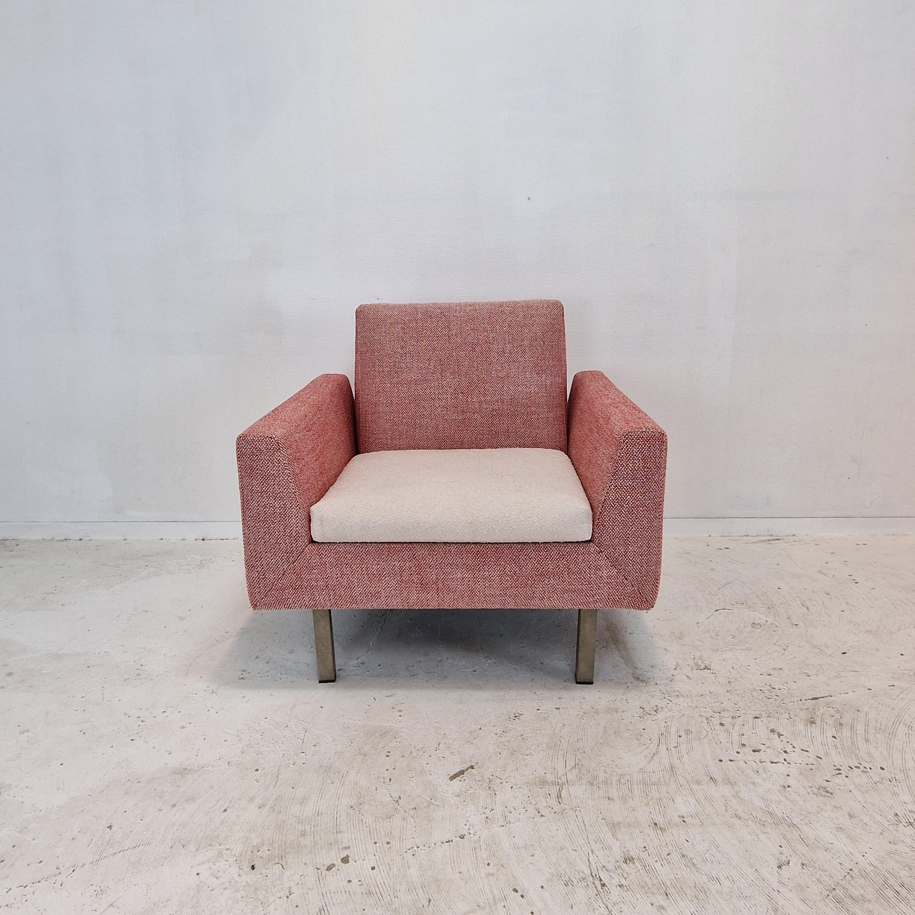 Étonnante chaise Artifort modèle 410.
Cette chaise confortable a été conçue par Theo Ruth au début des années 50.

Cette chaise originale est entièrement restaurée avec un nouveau tissu et une nouvelle mousse.
Il est recouvert d'un tissu de haute