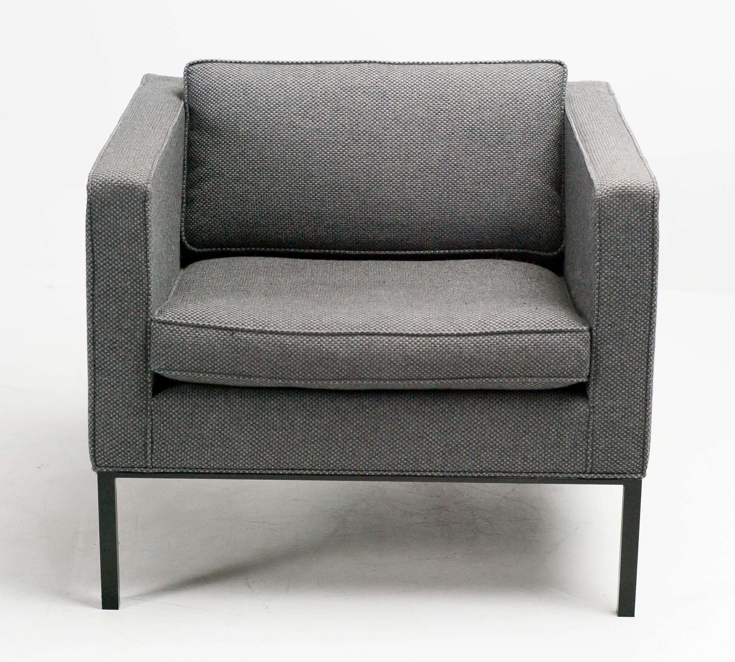 Artifort 905 Loungesessel des Artifort-Designteams unter der Leitung von Kho Lian Ie, 1964.
Gepolstert mit einem zweifarbigen, dunkelgrau/schwarzen Wollstoff De Ploeg.
Dieser Stuhl wurde in einem Sitzungssaal einer Bank verwendet.
Auf dem Boden