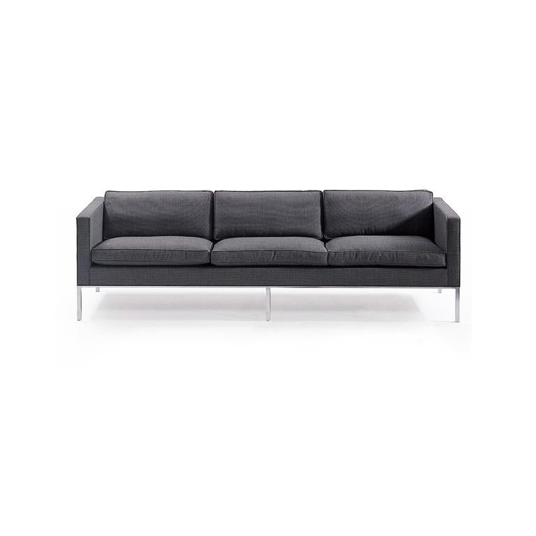 Le nom dit tout. Le 905 est superbement confortable. Ce modèle se distingue du 905 conçu en 1964 par ses coussins dorsaux surélevés. Le 905 comfort est idéal pour la maison mais tout aussi attrayant dans les salles de réunion ou les salons. Comme