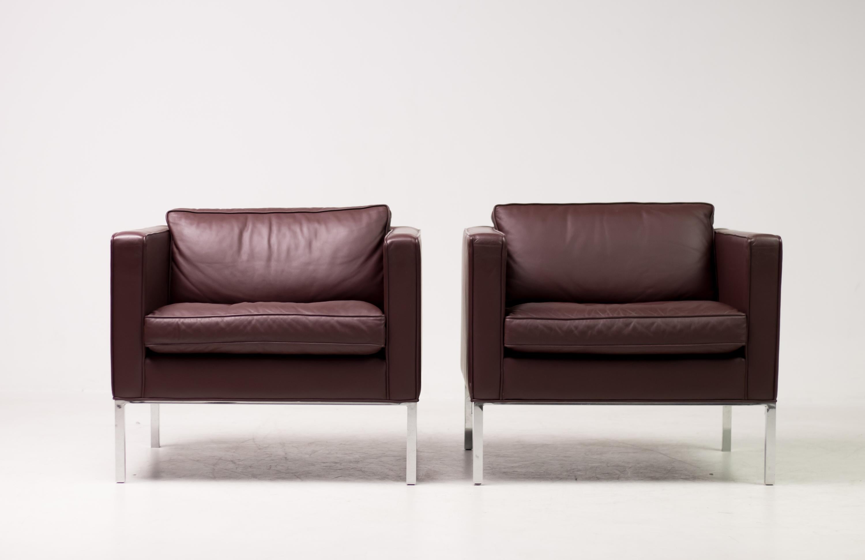 Set of 2 Artifort 905 lounge chairs by the Artifort design team.
The Artifort design team was lead by Kho Liang Ie, circa 1964.
All original chairs in butter soft maroon leather.
Marked underneath the cushions.