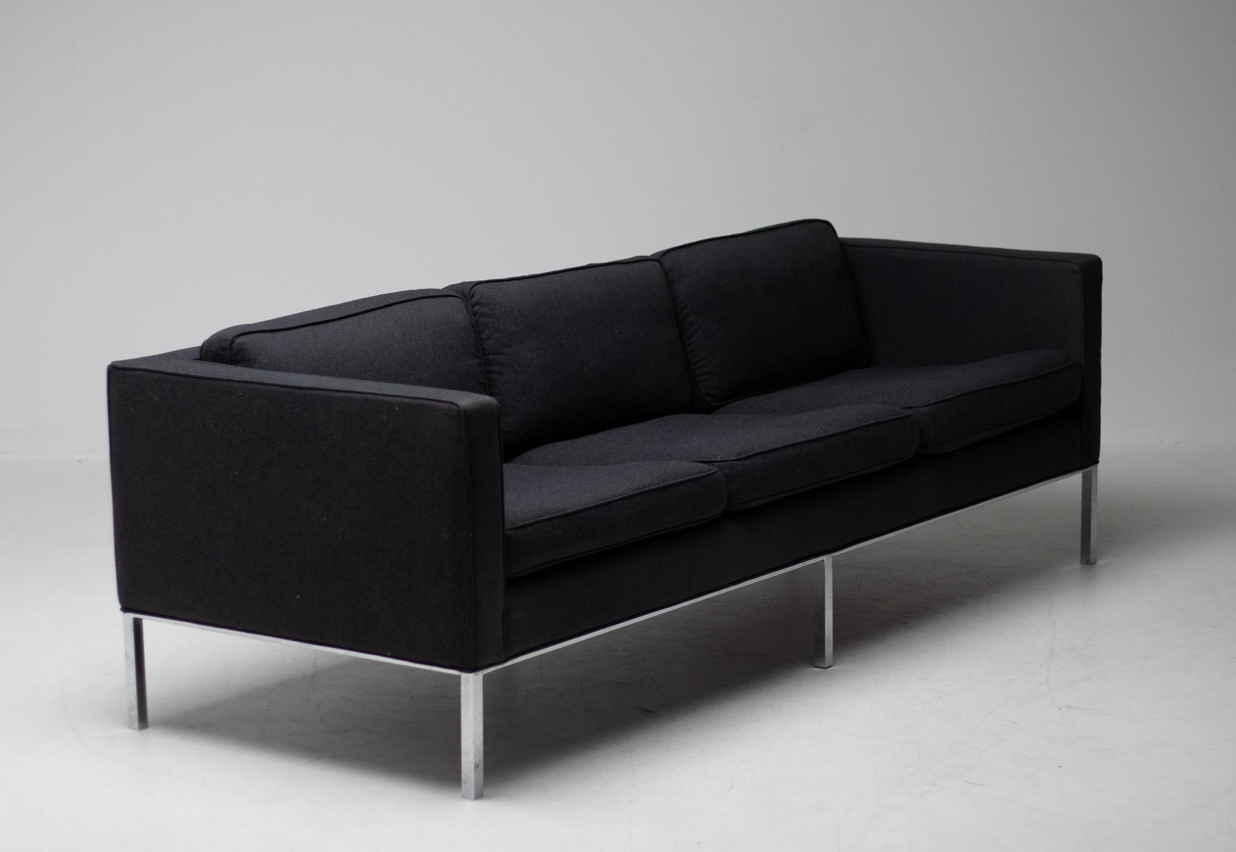 Artifort 905 3-seater sofa by the Artifort design team lead by Kho Lian Ie, 1964.
Upholstered in a dark grey woolen fabric by De Ploeg that is not damaged but slightly worn and stained.
Reupholstery recommended.
