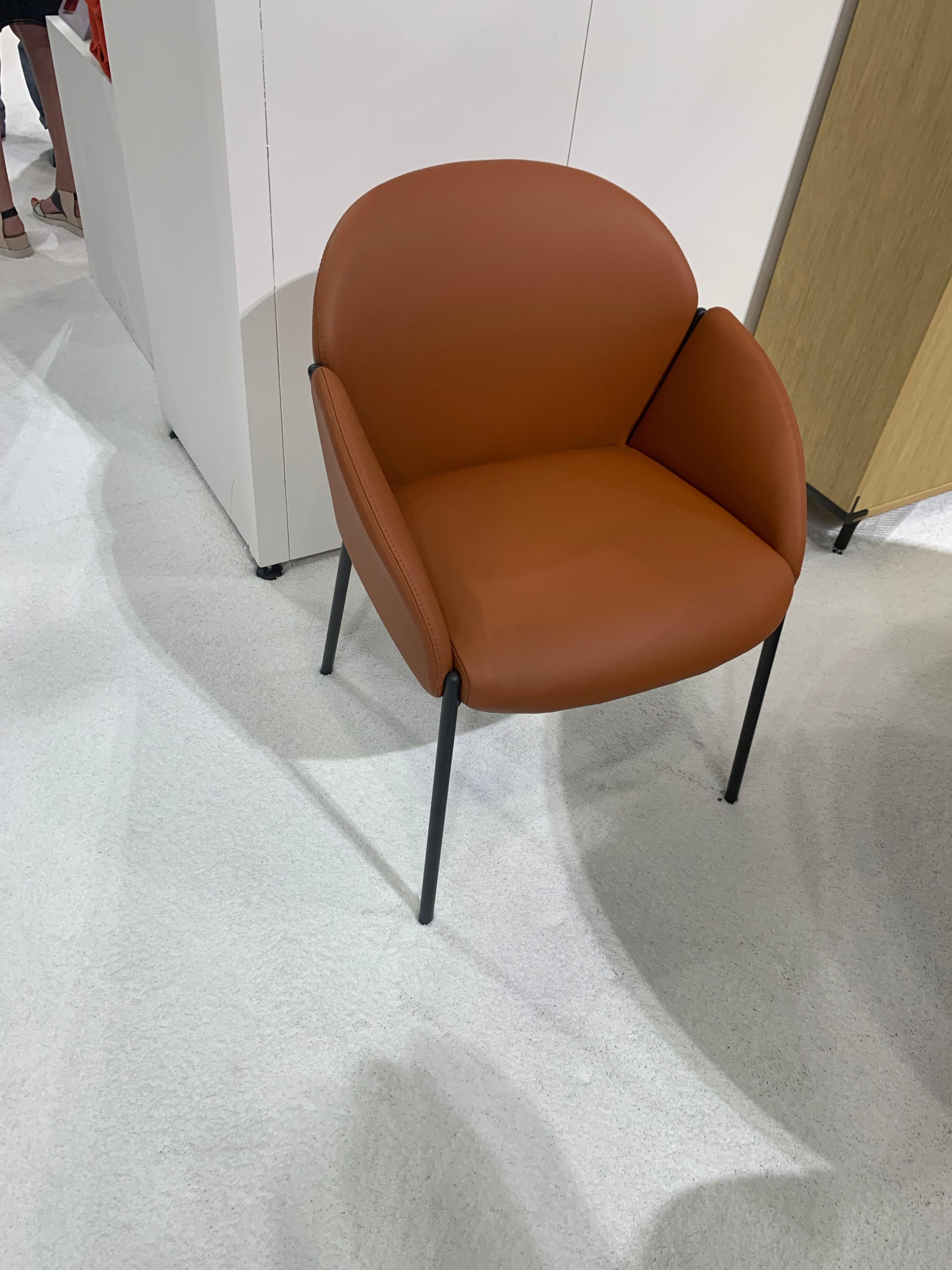 Andrea Claesson Koivisto Rune design 2018
Leather: Artifort Ox, 5080 Cognac (EE)
Base: P57 Black grey
Soft, rather rounded and inviting. The shape of the Andrea chair is like a blooming flower, equally pleasing to view from any angle. The dining