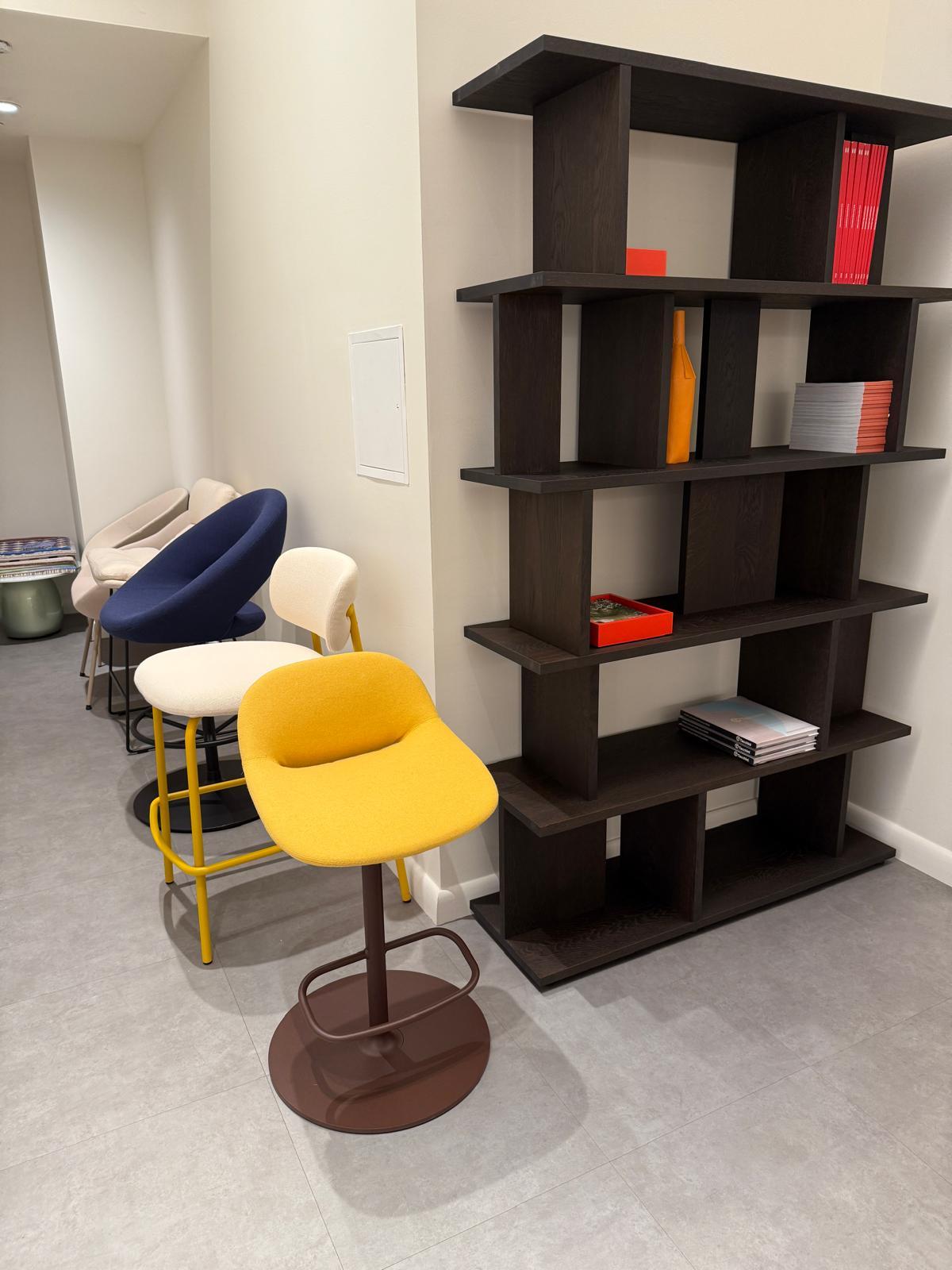 Artifort  Beso Verstellbare Drehhocker von Khodi Feiz in STOCK im Zustand „Hervorragend“ im Angebot in New York, NY