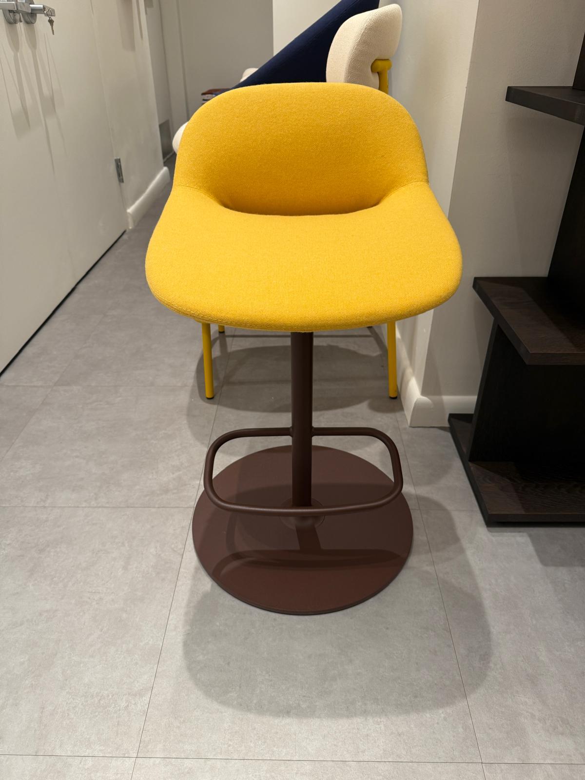Artifort  Beso Verstellbare Drehhocker von Khodi Feiz in STOCK (Stoff) im Angebot