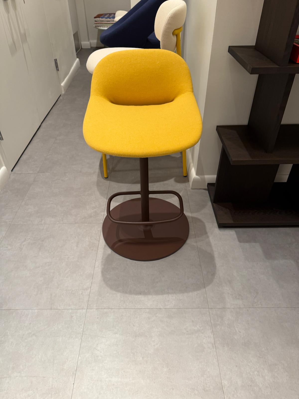Artifort  Beso Verstellbare Drehhocker von Khodi Feiz in STOCK im Angebot 1