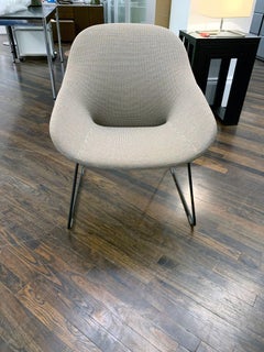 Fauteuil de salon Artifort Beso à assise latérale en bois, en stock