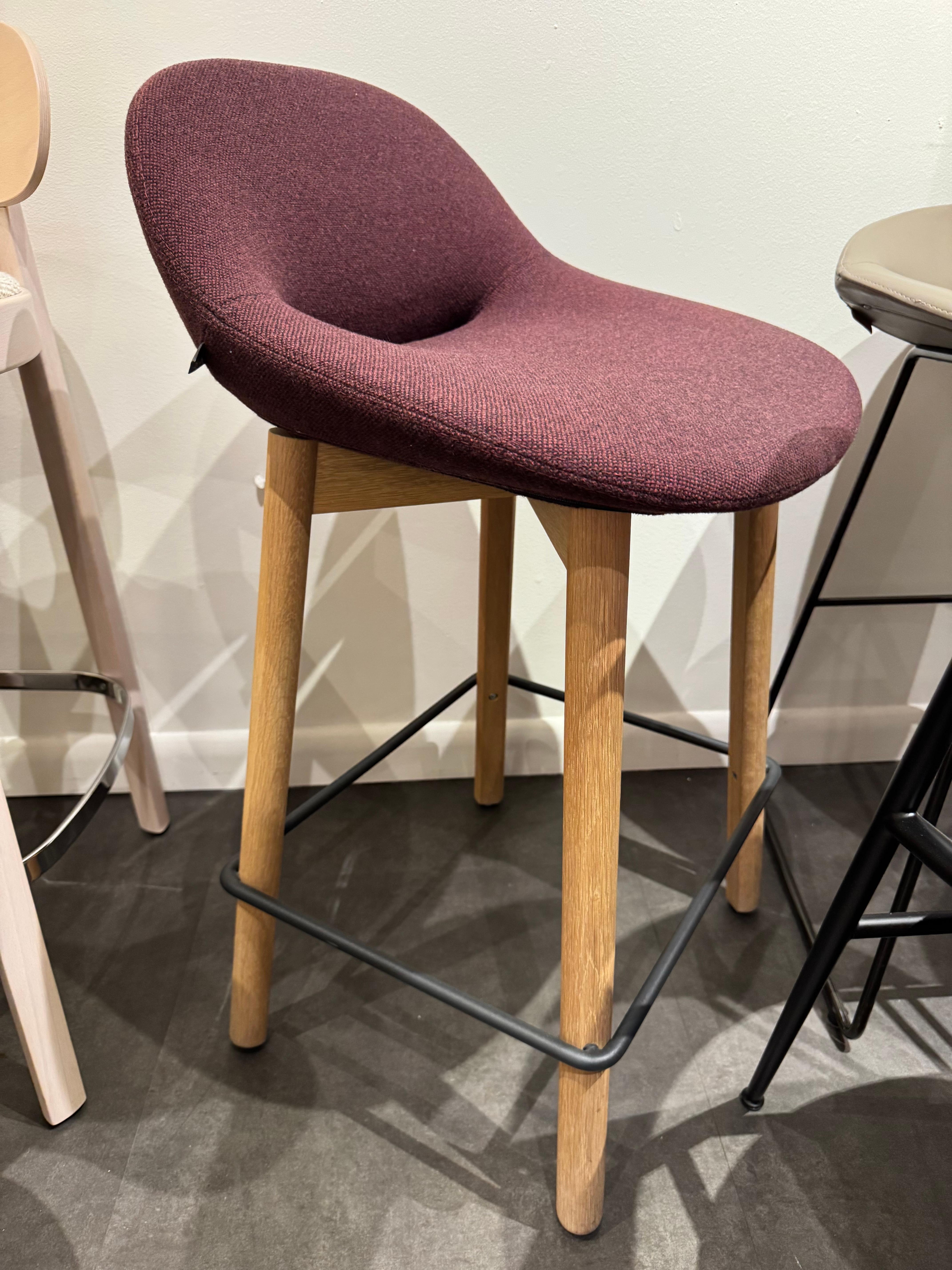 Beso stool on a wood base

Beso, Spanish for ‘kiss’, is an affordable and highly versatile chair programme created by our Dutch designer Khodi Feiz. A comfortable upholstered seat.
    
