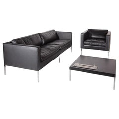 Artifort Schwarzes Leder-Wohnzimmer-Set mit Couchtisch und Einbaubeleuchtung aus Leder.