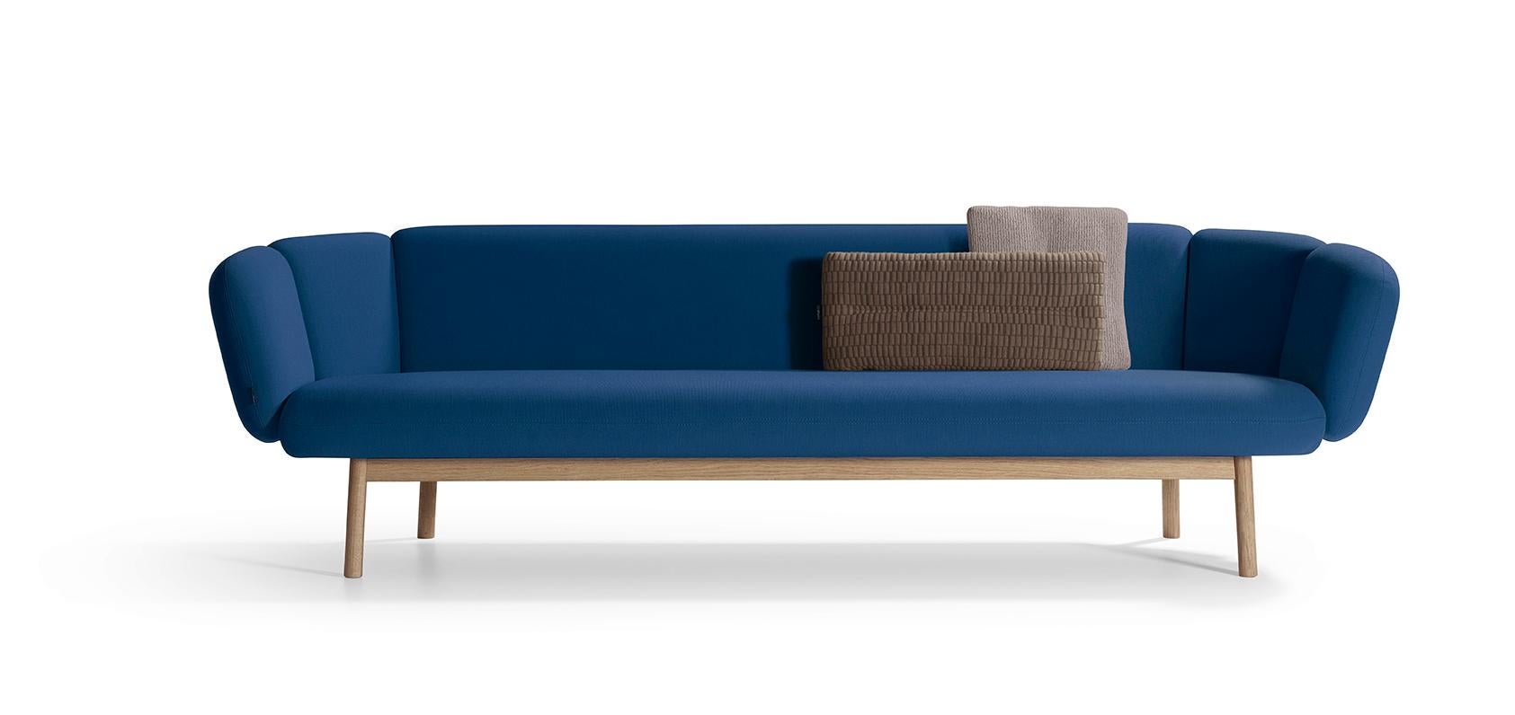 The bras invites you to make yourself comfortable, and embraces you. Reclining and taking it easy, or sitting cosily in a corner, enjoy the relaxation and comfort offered by this beautiful, sleek sofa. One striking feature of the Bras is its unique