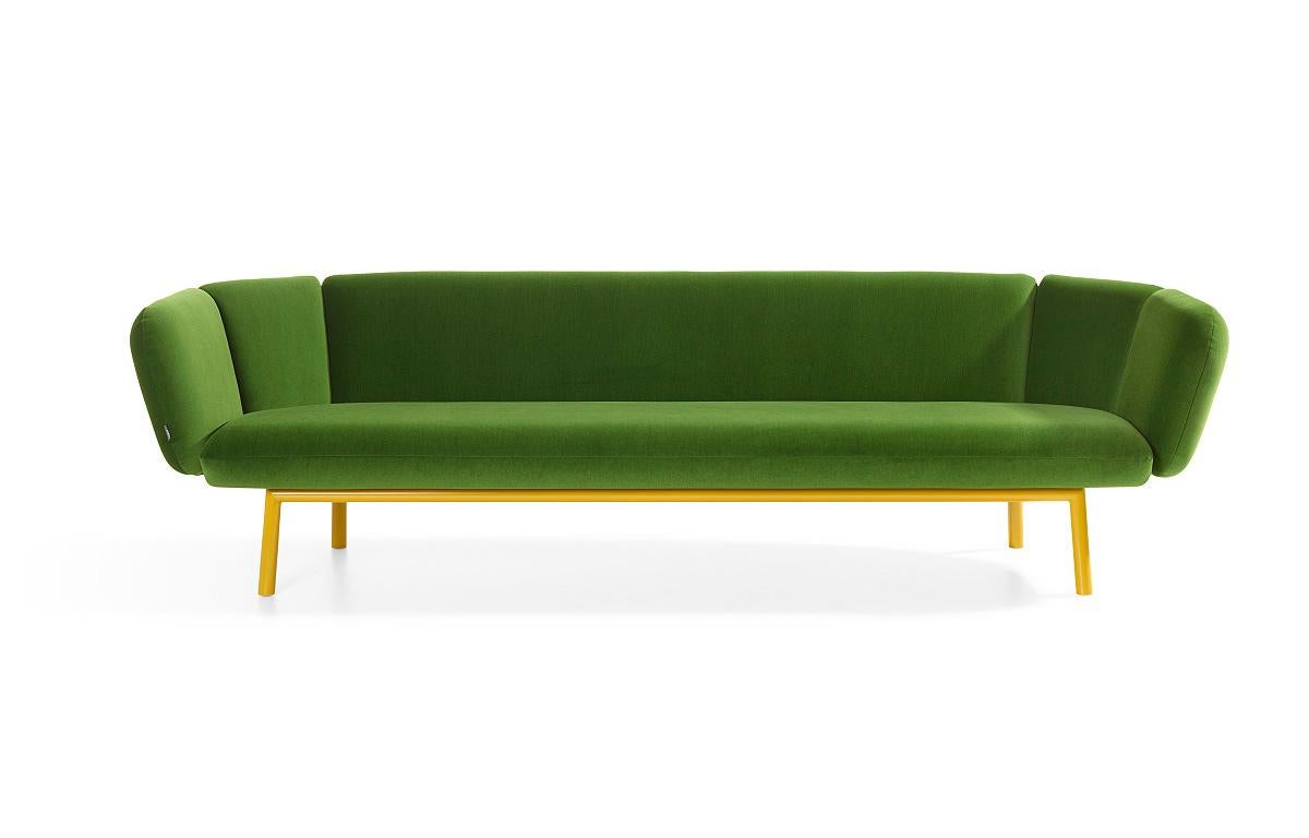 The Bras invites you to make yourself comfortable, and embraces you. Reclining and taking it easy, or sitting cosily in a corner, enjoy the relaxation and comfort offered by this beautiful, sleek sofa. One striking feature of the Bras is its unique