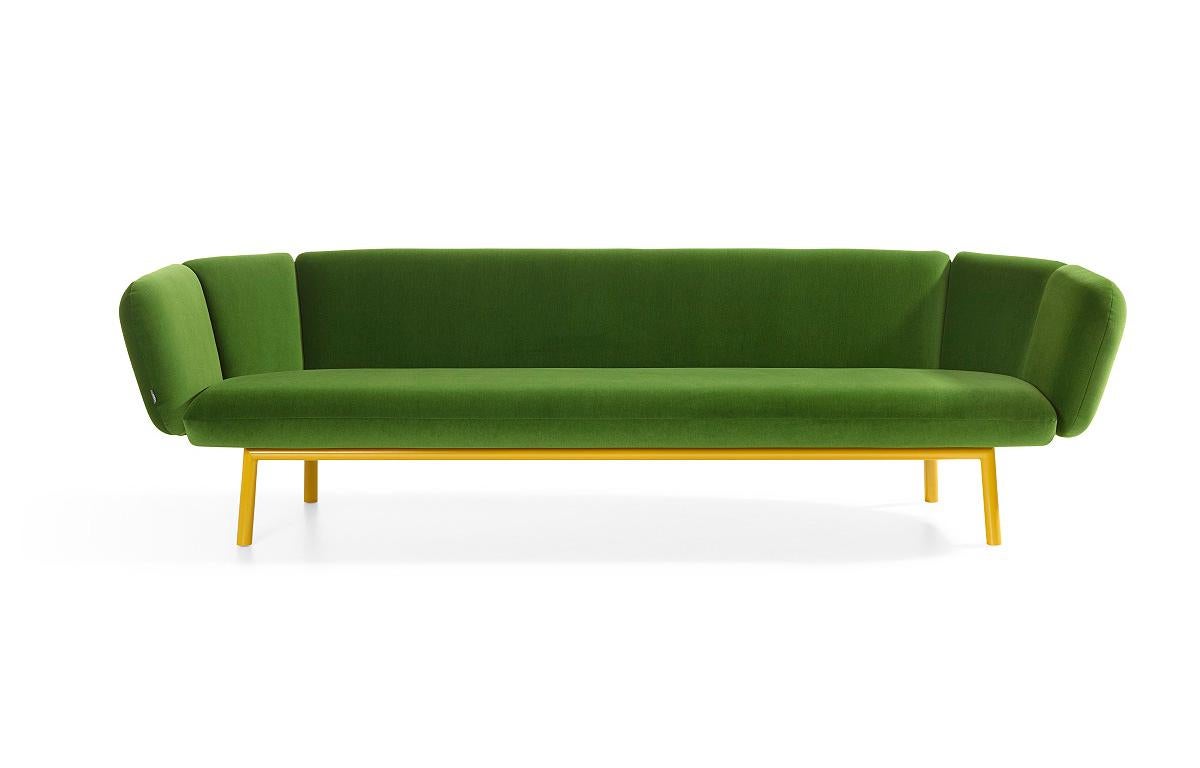 Il Bras ti invita a metterti a tuo agio e ti abbraccia. Reclinandoti e rilassandoti, o sedendoti comodamente in un angolo, goditi il relax e il comfort offerti da questo bellissimo ed elegante divano. Una caratteristica che colpisce del Bras sono i