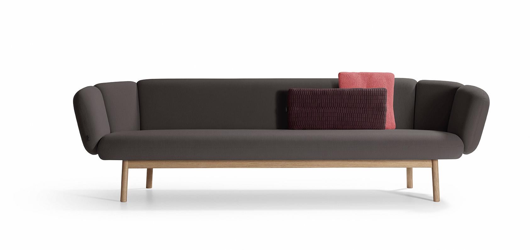 The Bras invites you to make yourself comfortable, and embraces you. Reclining and taking it easy, or sitting cosily in a corner, enjoy the relaxation and comfort offered by this beautiful, sleek sofa. One striking feature of the Bras is its unique