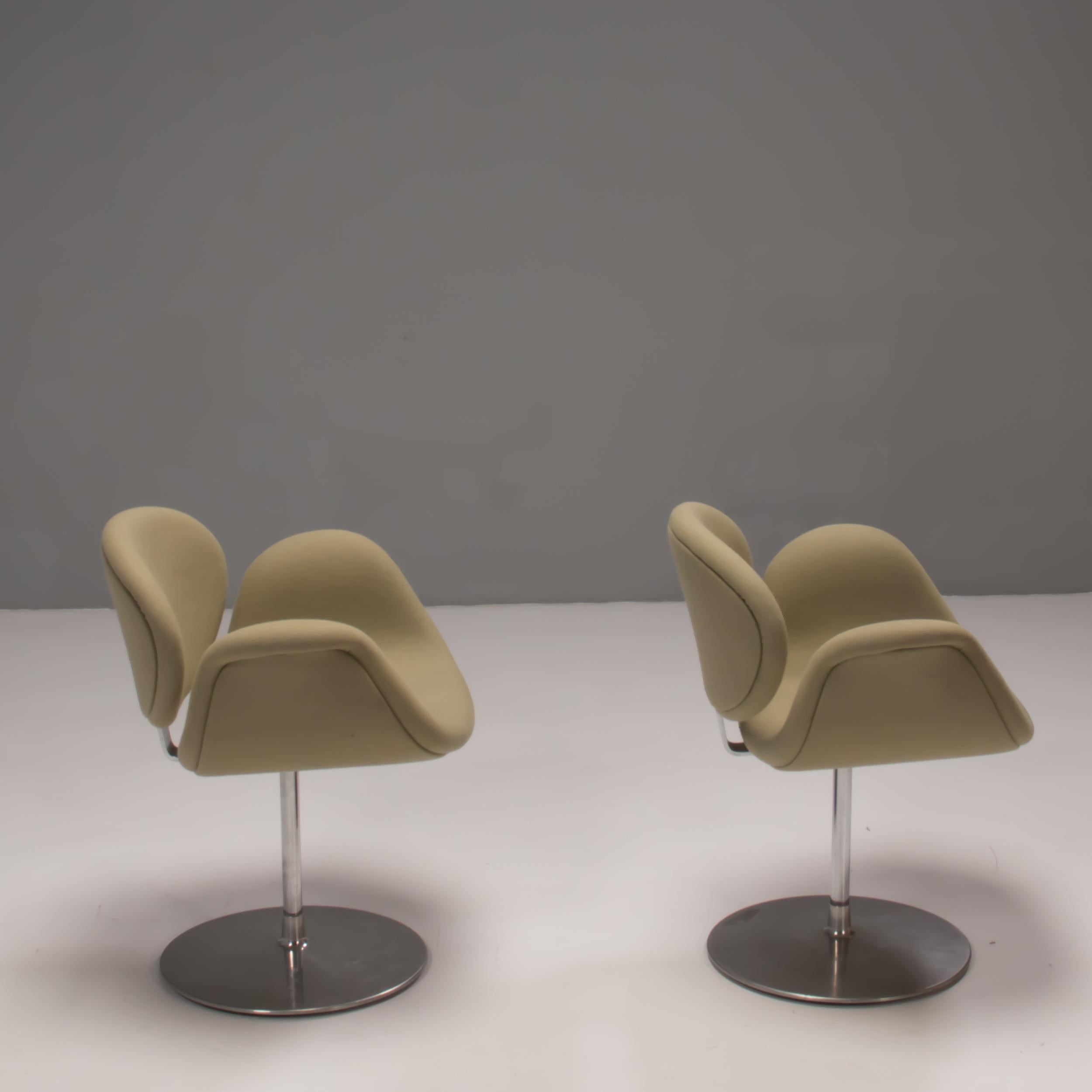 Milieu du XXe siècle Artifort par Pierre Paulin, ensemble de trois chaises pivotantes Little Tulip en tissu vert en vente
