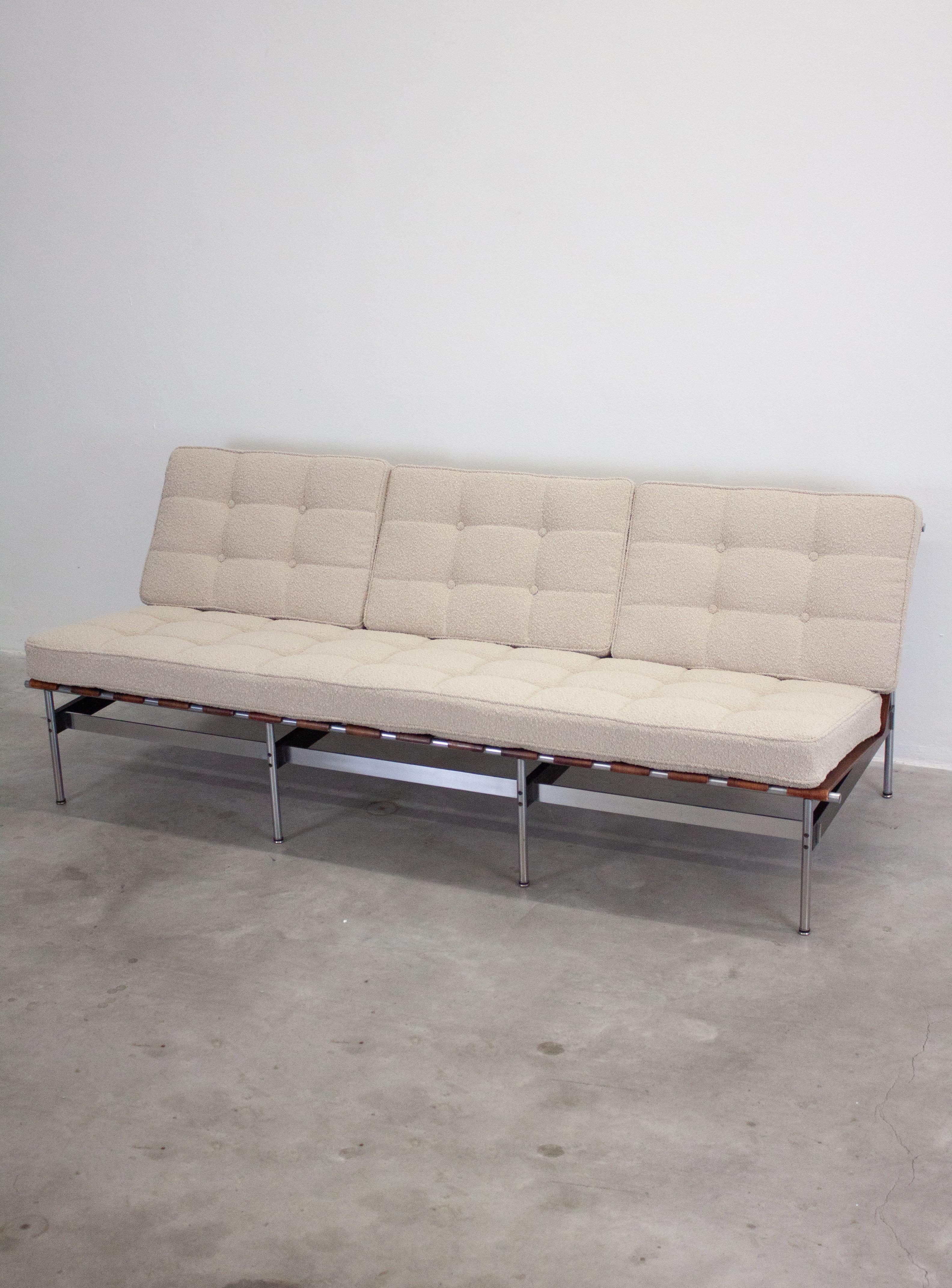 This rare 3 seater sofa with model name C416/3 is designed by Dutch designer Kho Liang Ie for Artifort in 1959. The design was very progressive for the time because of the mix of materials and it's therefor one of the best designs by Kho Liang Le