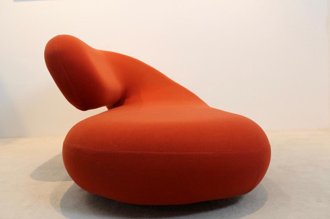 Countless designers have been inspired by the idea behind the chaise longue. Here is the interpretation of Geoffrey Harcourt from 1970. A perfect seat on which to stretch out and unwind. Upholstered with the original orange wool upholstery with two