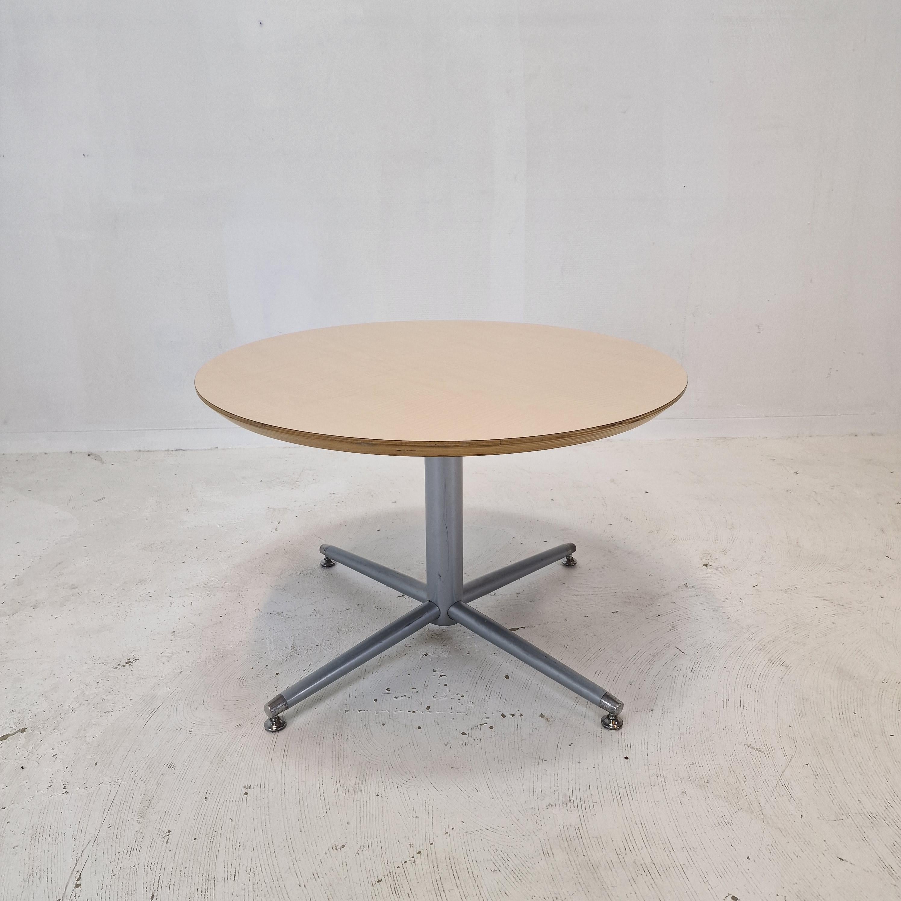 Very nice round coffee table, manufactured by Artifort.
This solid and high quality table is made with the best materials. 

The wooden laminated plate is in good condition with the normal using spots, the same for the metal foot.

It is