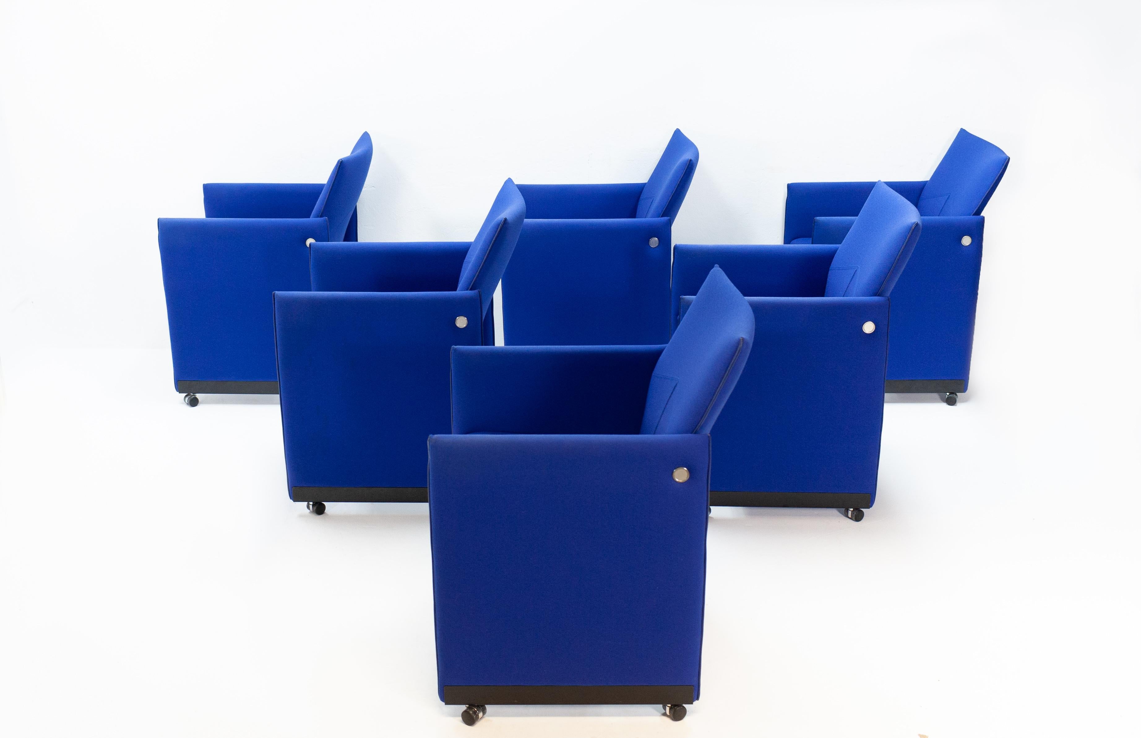 Six Artifort dining chairs or office chairs. Design Geoffrey Harcourt, 1996. In a cobalt blue fabric. Completed with a leather rim. On wheels. Good condition.

Good design by this famous France designer. Very good seating comfort. 600 euro a