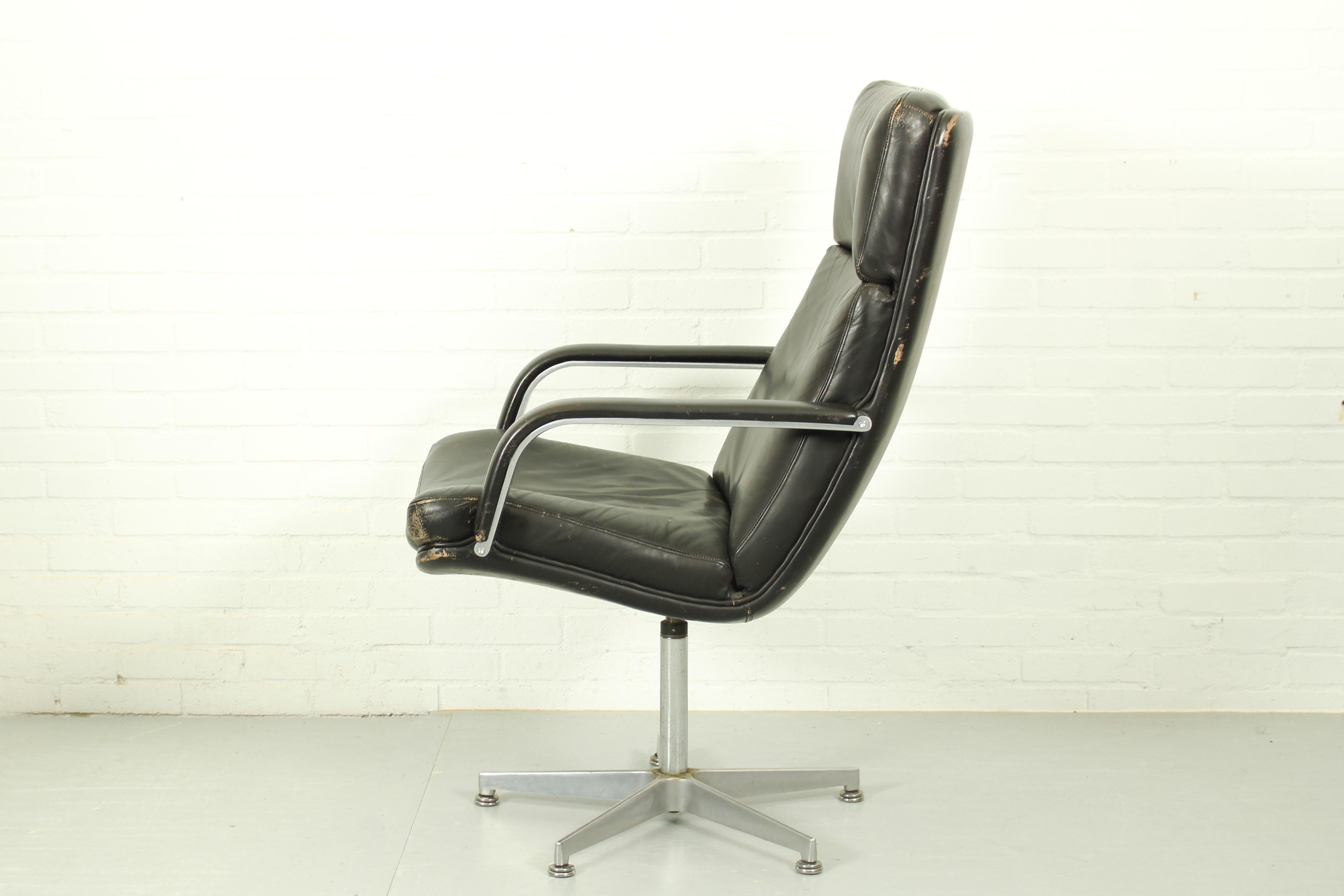 Un fauteuil de direction vintage en cuir noir, avec une base en chrome vintage spécialement polie. Cette chaise a été conçue par Geoffrey Harcourt pour Artifort. Un fauteuil qui a beaucoup vécu. Cette chaise est dans son état d'origine.  sellerie en