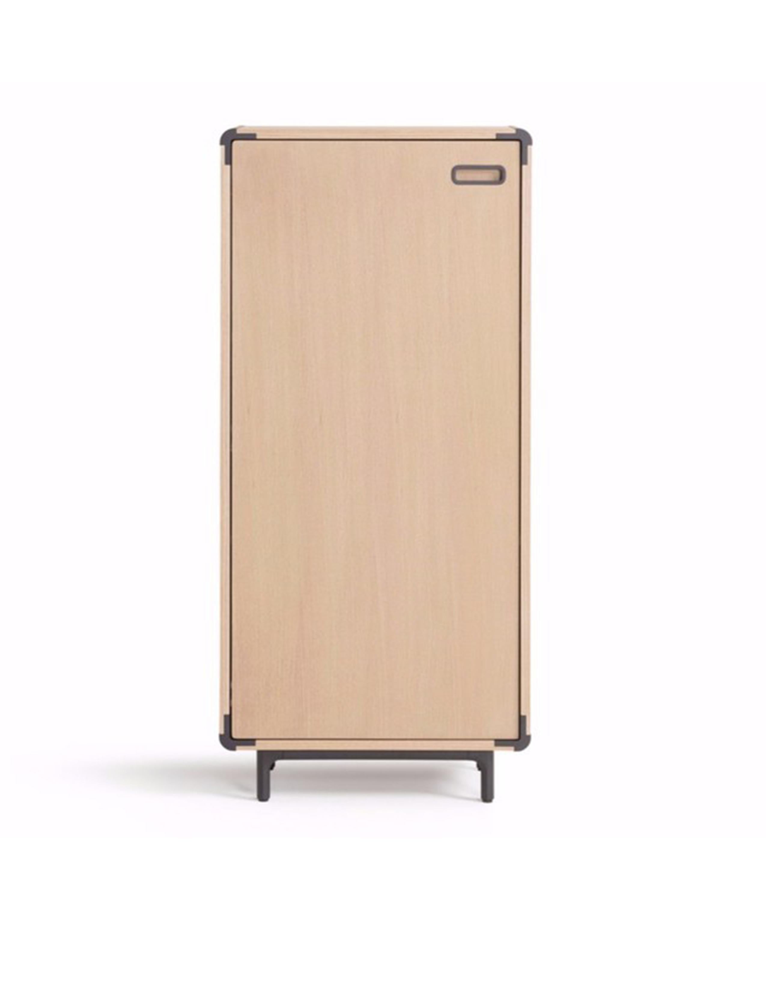 The iconic Extens cabinet program, with its striking aluminum corner elements, has been updated by designer Khodi Feiz. Based on today’s lifestyle needs and aspirations. Extens now has compact, sleeker dimension. Two doors right and two shelves.