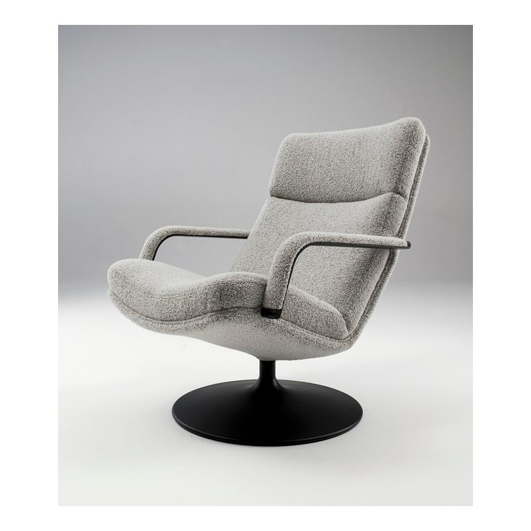 A luxury chair for day-dreaming, relaxing or holding a conversation. It also has an optional footstool for even more comfort. Available in two versions, both with armrests. The chair can be supplied with a chromium five-legged or disk