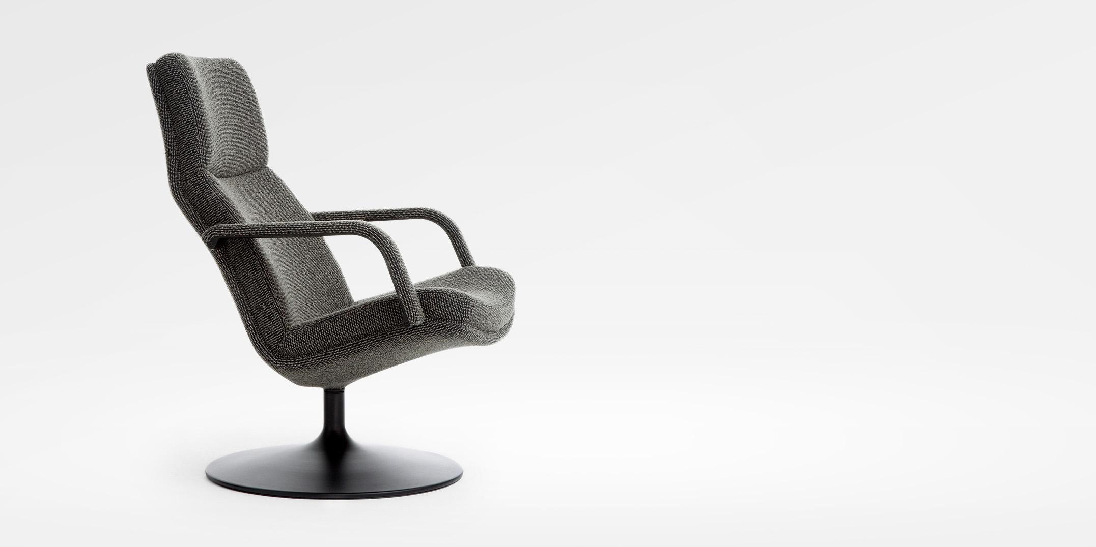 Ein luxuriöser Sessel zum Träumen, Entspannen oder für ein Gespräch. Für noch mehr Komfort gibt es einen optionalen Fußhocker. Erhältlich in zwei Versionen, beide mit Armlehnen. Der Stuhl kann mit einem verchromten Fünffuß oder einem Tellerfuß