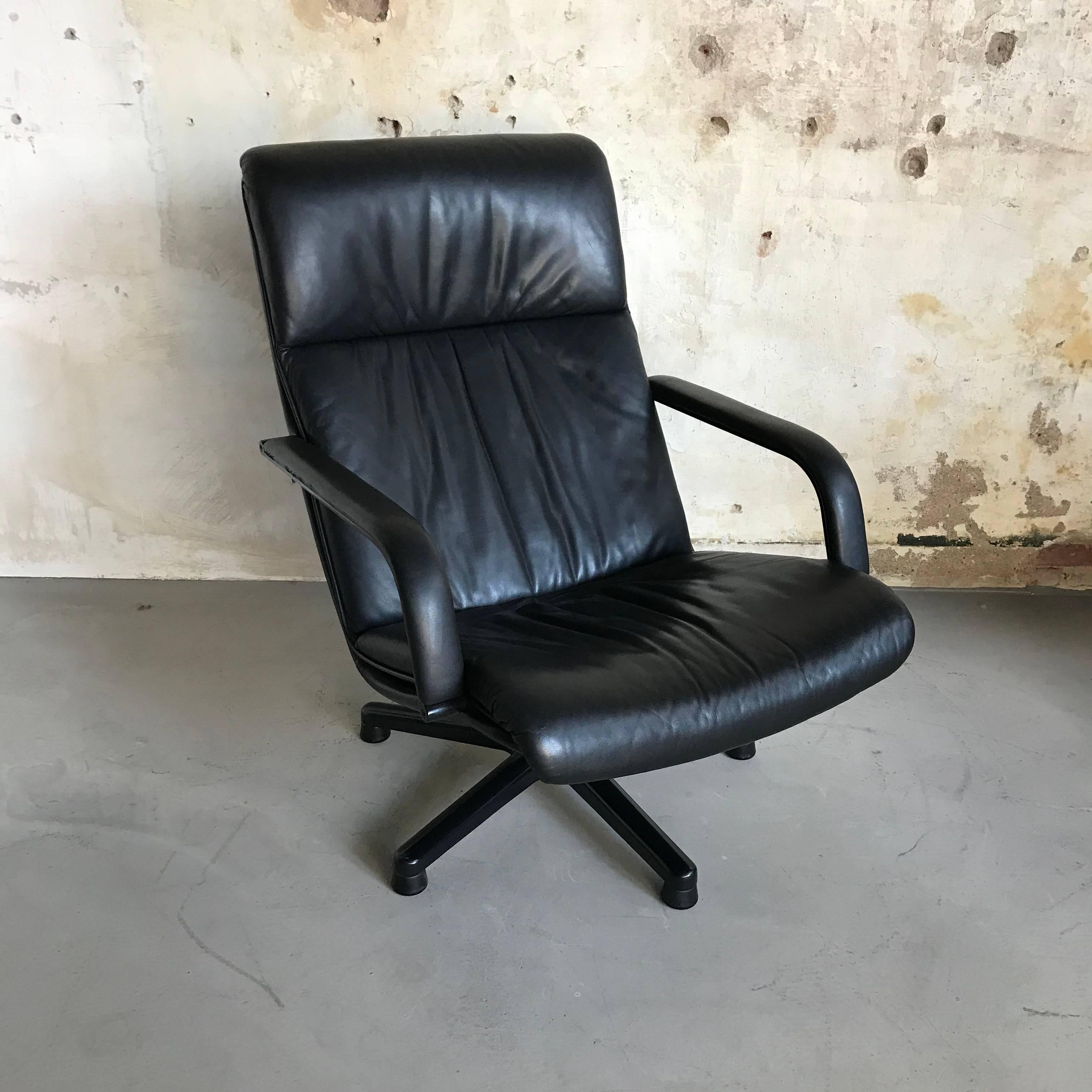 Artifort swivel lounge chair F194 Ambassador in black leather. Excellent, original condition with very little wear. Fantastic comfort!









 