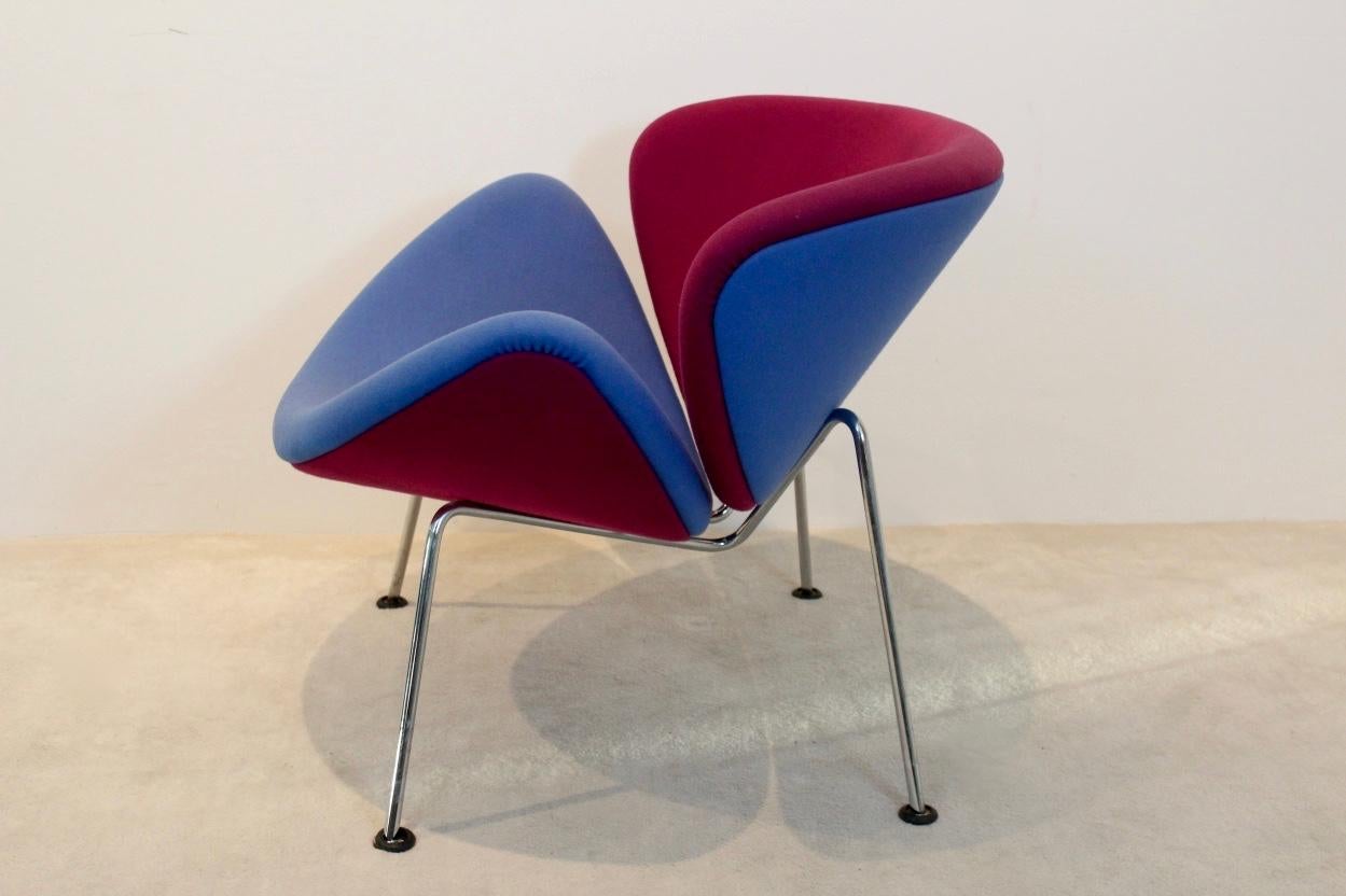 This is the sculptural F437 orange slice, designed by Pierre Paulin in 1960 for Artifort. This one comes in a beautiful combination of pink and blue felt upholstery. From different visual angles, the orange slice shows several stages of ‘curl up’.