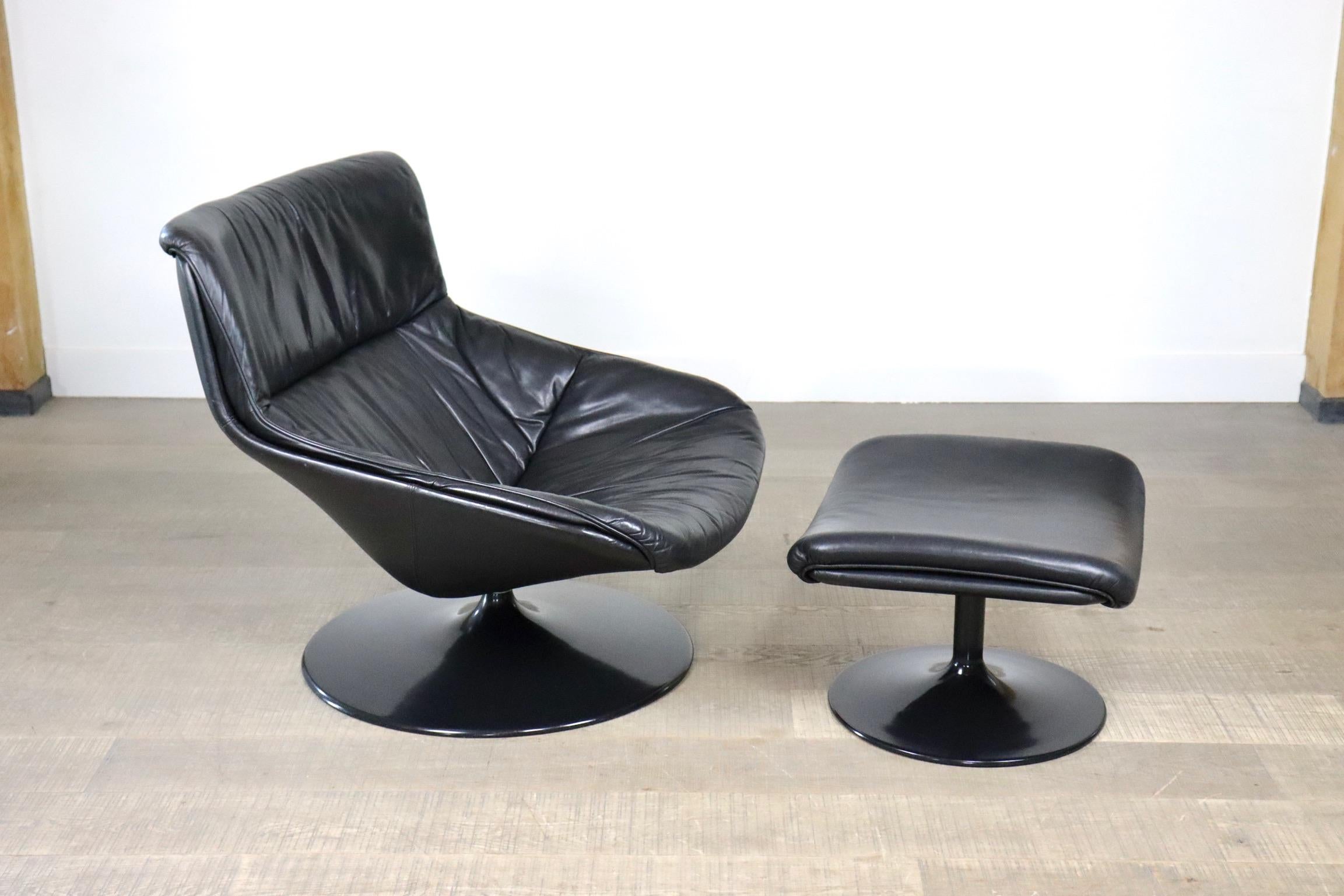Stunning and very comfortable F522 lounge chair with ottoman black on black edition by Geoffrey harcourt for Artifort, 1960s. The black leather is in very good condition and with its iconic design the space will instantly get a luxurious feeling.